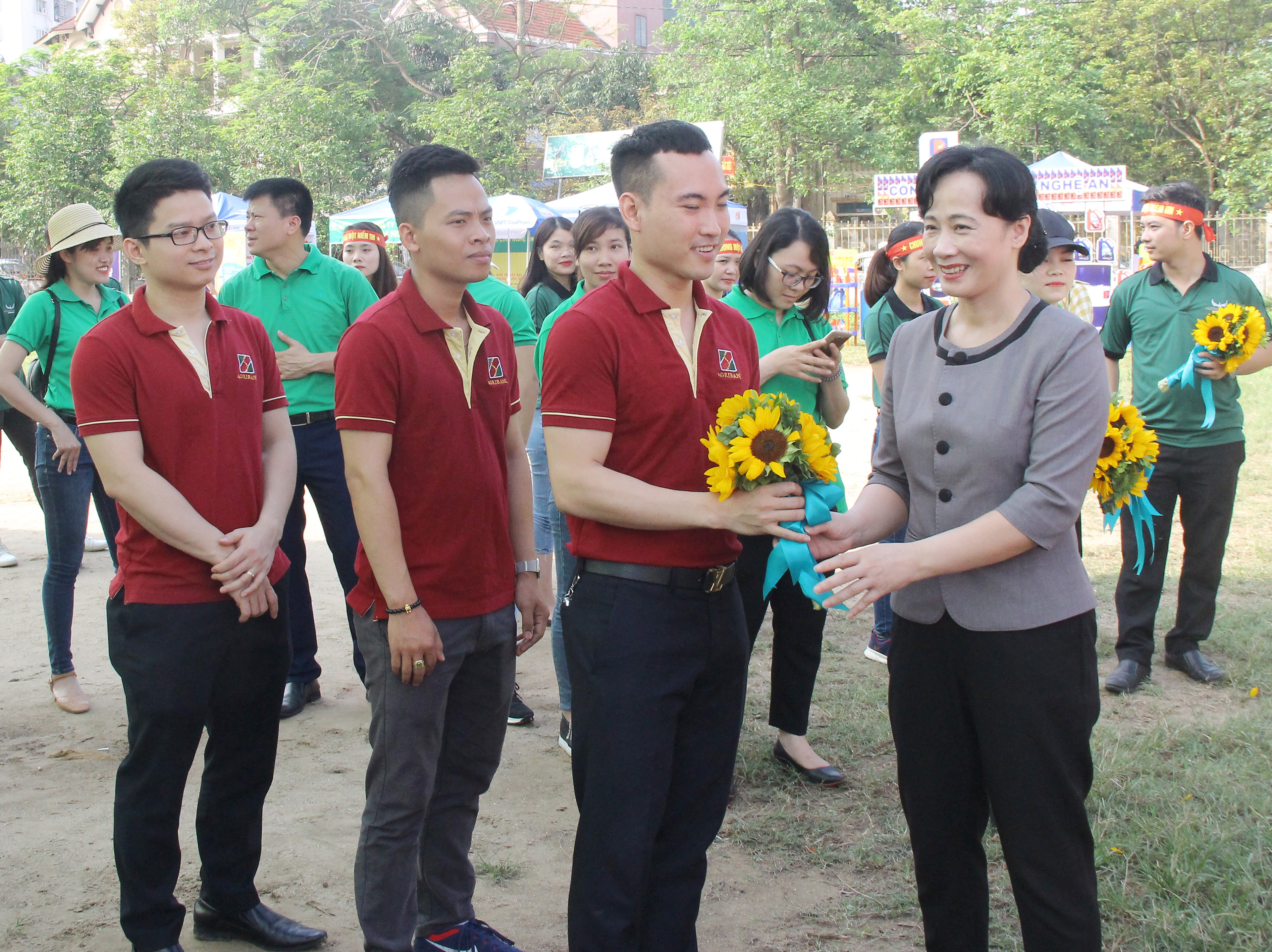 Phó Bí thư Thường trực Đảng ủy Khối Doanh nghiệp Phan Thị Hoan chúc mừng các cơ sở Đoàn tham gia ngày hội. Ảnh: Mai Hoa