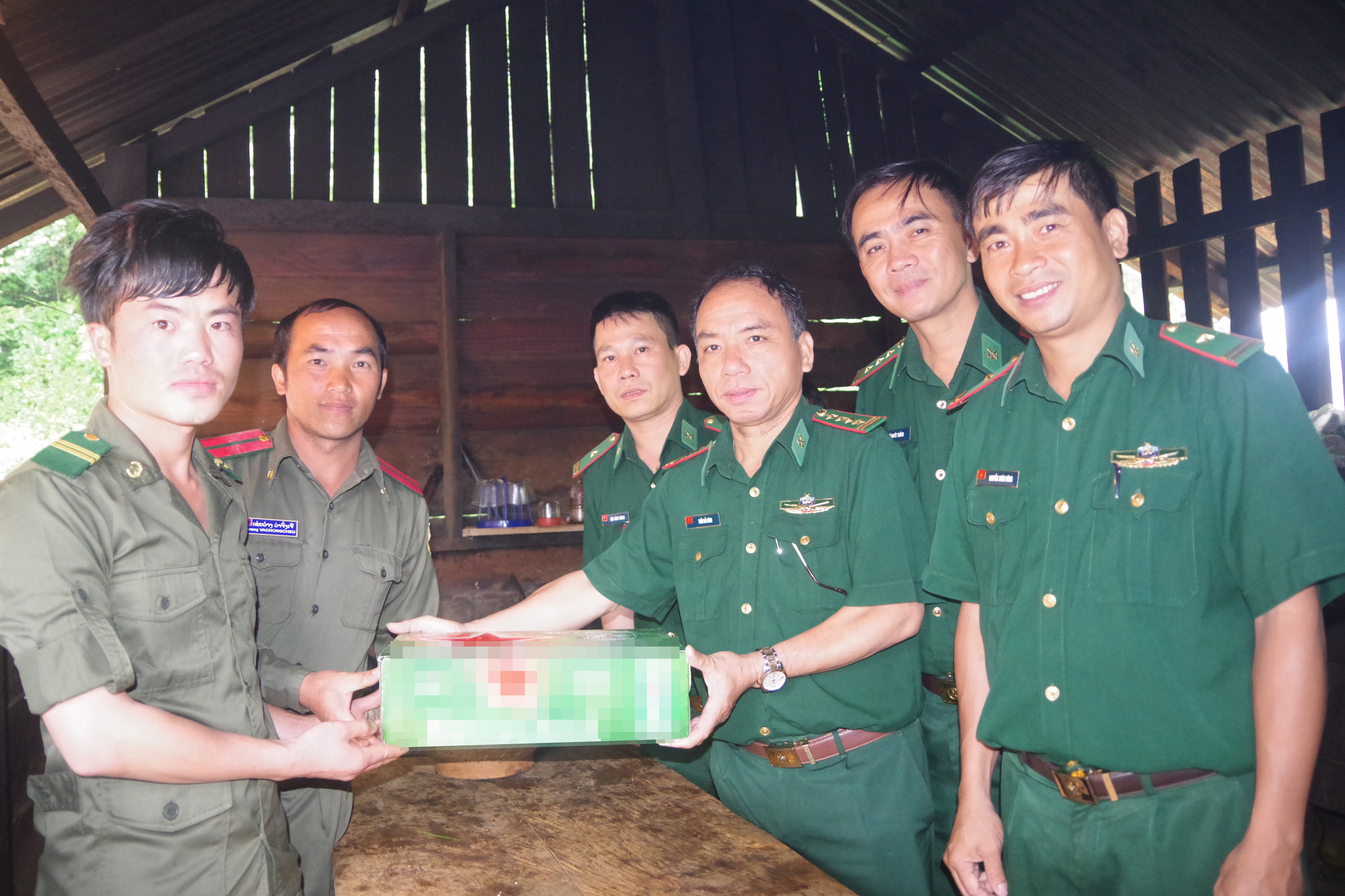 Đoàn công tác BĐBP tỉnh Nghệ An tặng quà cho cán bộ, chiến sỹ tổ chốt biên phòng Buộc Mú. Ảnh: Hải Thượng