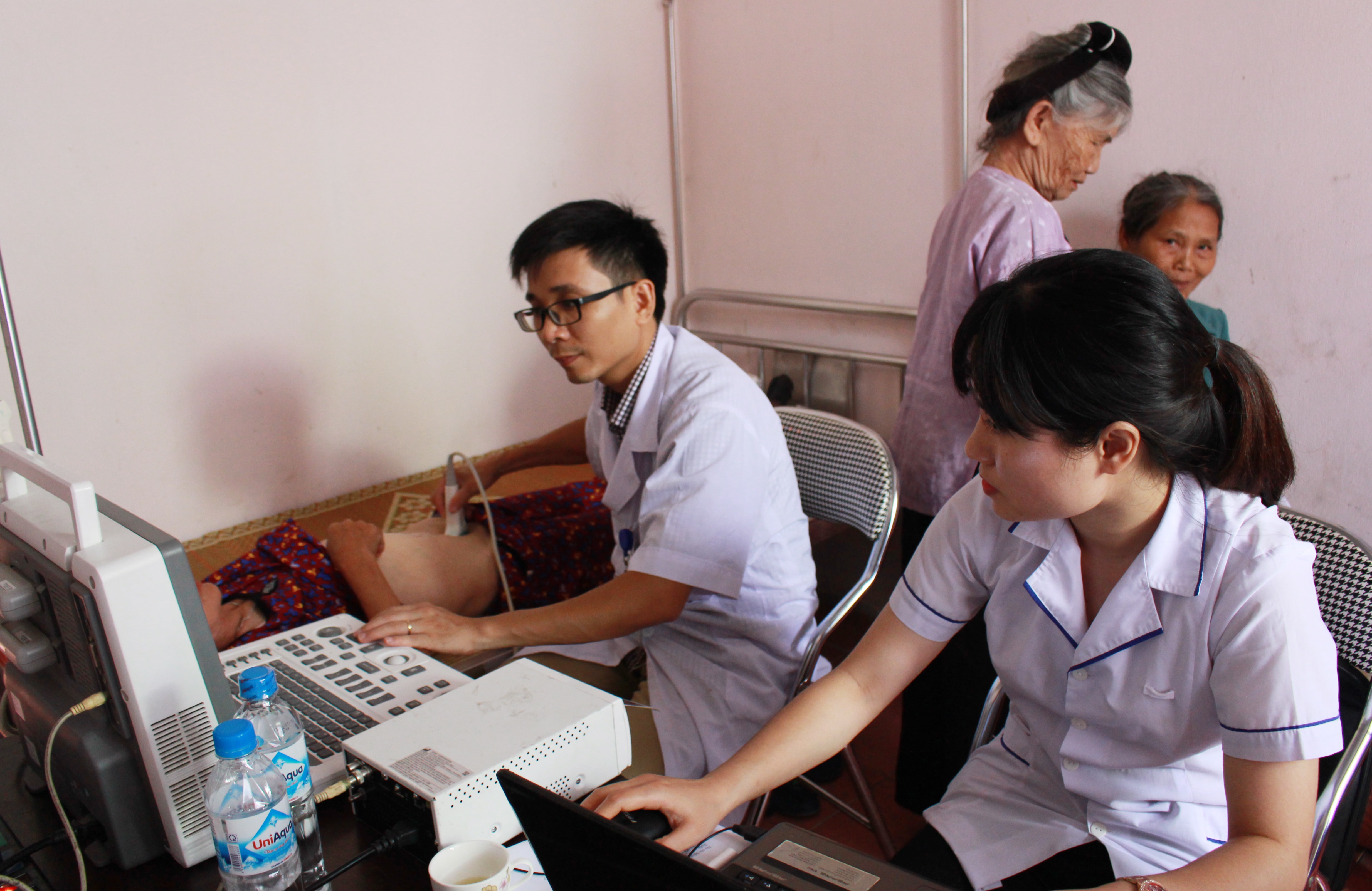 Hoạt động khám bệnh, tư vấn sức khỏe và cấp phát thuốc miễn phí  cho các đối tượng có hoàn cảnh khó khăn, gia đình chính sách được diễn ra đồng loạt trên toàn tỉnh trong ngày hội “Thầy thuốc trẻ làm theo lời Bác, tình nguyện vì sức khỏe cộng đồng” thu hút được hơn 4.000 người dân tham gia.