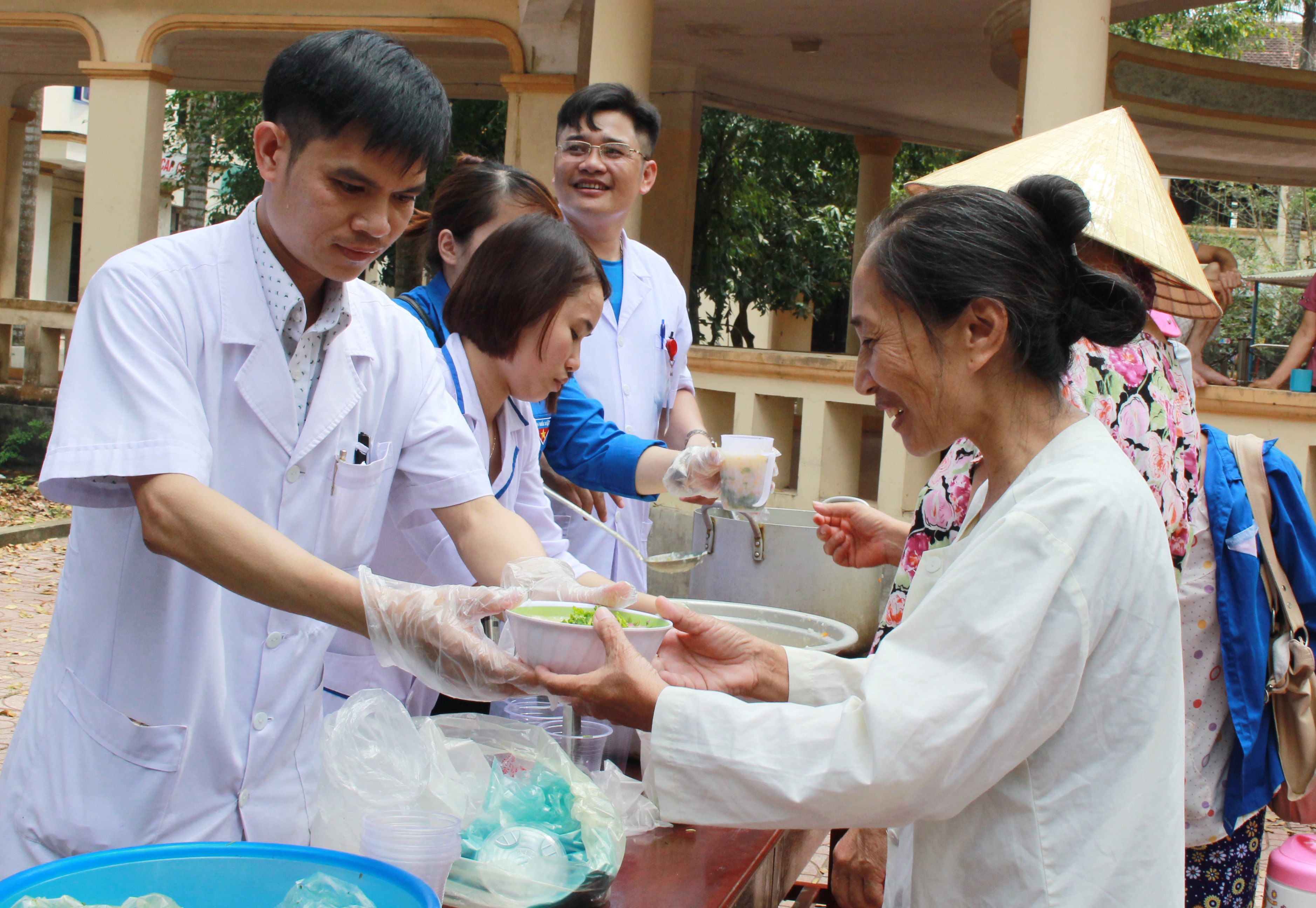 Trong Ngày hội, các đơn vị bệnh viện trên toàn tỉnh đã tổ chức phát được hơn 10.000 bát cháo, suất cơm miễn phí cho các bệnh nhân nghèo. Ngoài ra, hoạt động tập huấn phòng tránh thương tích, sơ, cấp cứu cơ bản, tư vấn dinh dưỡng cho 5.000 người tại các huyện, thành, thị trên địa bàn tỉnh Nghệ An.  Ảnh: Phương Thúy