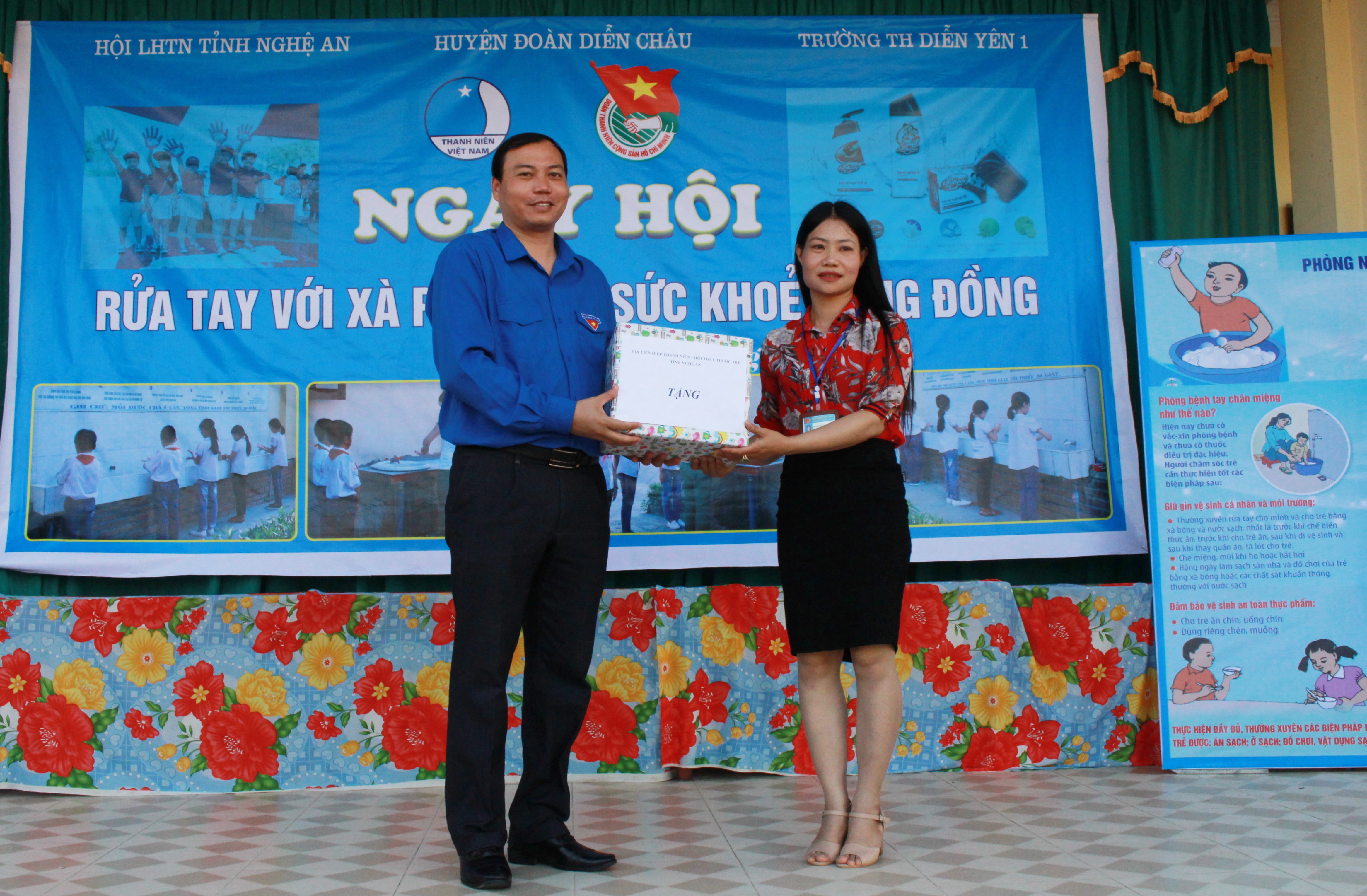 Hoạt động ngày hội rửa tay bằng xà phòng tại các trường mầm non và tiểu học với sự tham gia của hơn 5.000 học sinh trên toàn tỉnh. Nhân dịp này, đồng chí Chu Đức Thái Phó Bí thư Tỉnh đoàn, Phó Chủ tịch Hội LHTN Việt Nam tỉnh Nghệ An - Phó Bí thư Tỉnh đoàn, Chủ tịch Hội LHTN Việt Nam tỉnh Nghệ An đã đến thăm và tặng quà cho trường Tiểu học Diễn Yên 1, huyện Diễn Châu. 