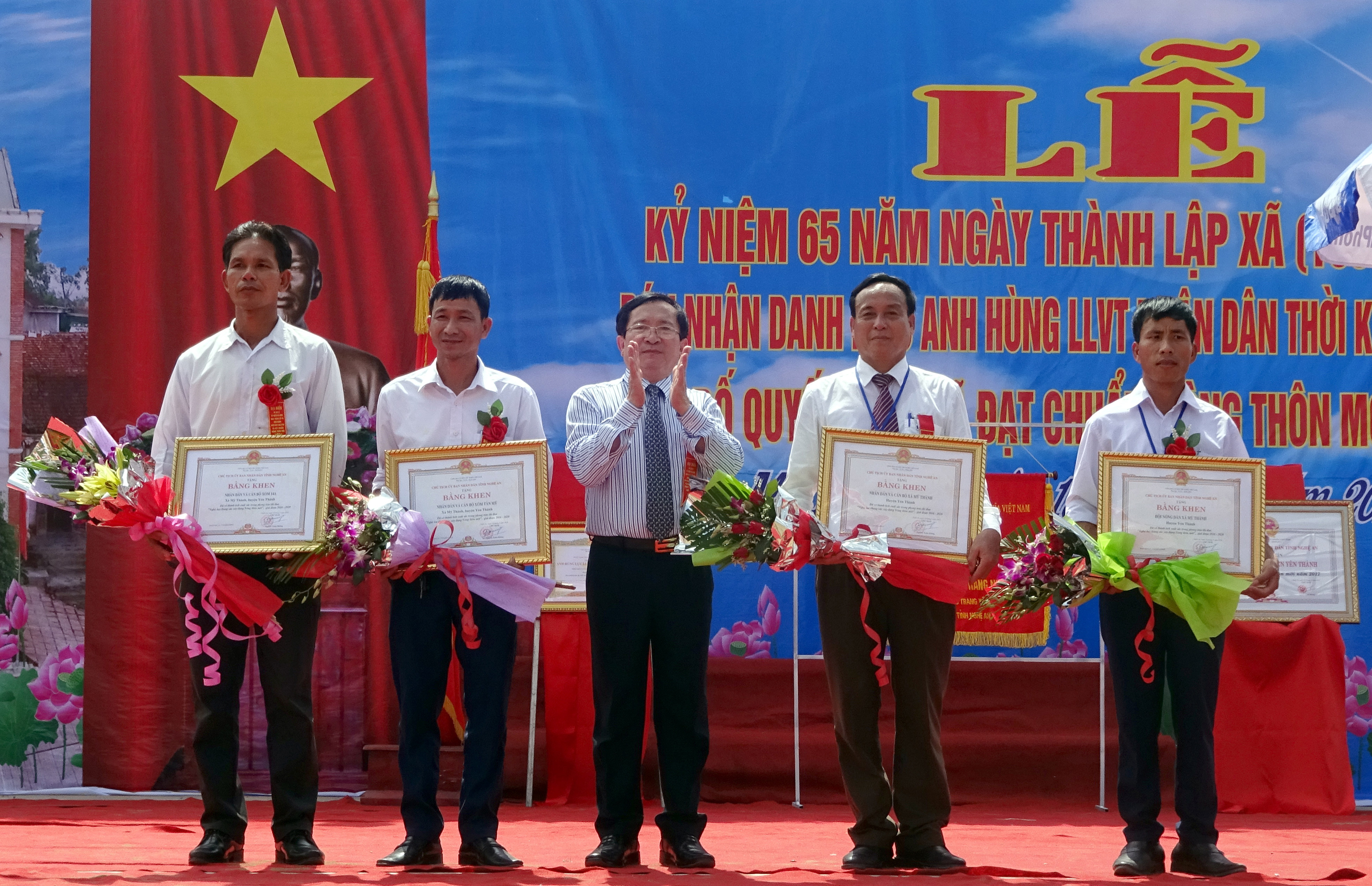 Trao Bằng khen của Chủ tịch UBND tỉnh cho tập thể và cá nhân có thành tích xuất sắc trong phong trào Nghệ An chung tay XD NTM. Ảnh: Anh Tuấn