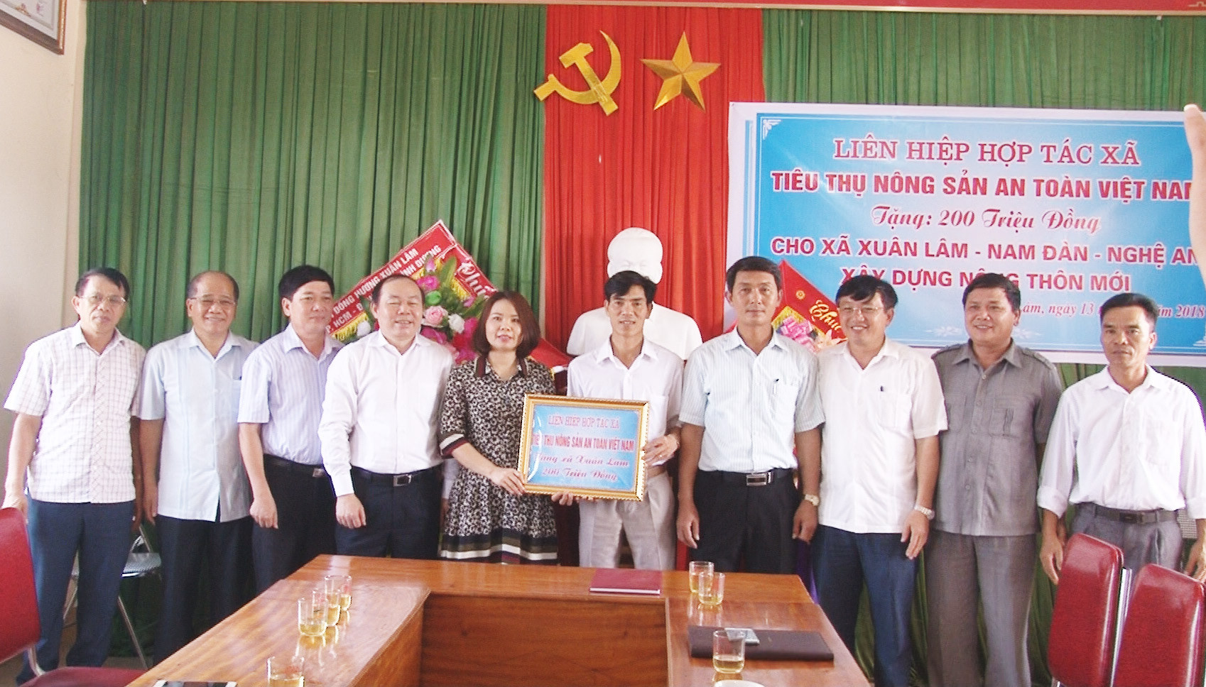 Liên hiệp HTX tiêu thụ nông sản an toàn Việt Nam trao tặng 200 triệu đồng hỗ trợ cho xã Xuân Lâm  xây dựng NTM. Ảnh: Kim Dung