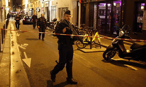 Cảnh sát phong tỏa đường phố ở quận hai,gần nhà hát lớn Operasau vụ tấn công bằng dao khiếnmột người chết. Ảnh:Reuters.