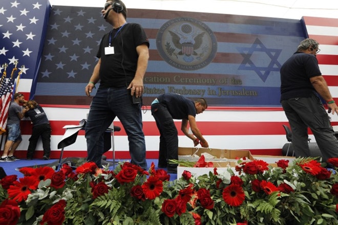 Nhân viên chuẩn bị cho lễ khai trương đại sứ quán Mỹ tại Jerusalem. Ảnh: AFP.