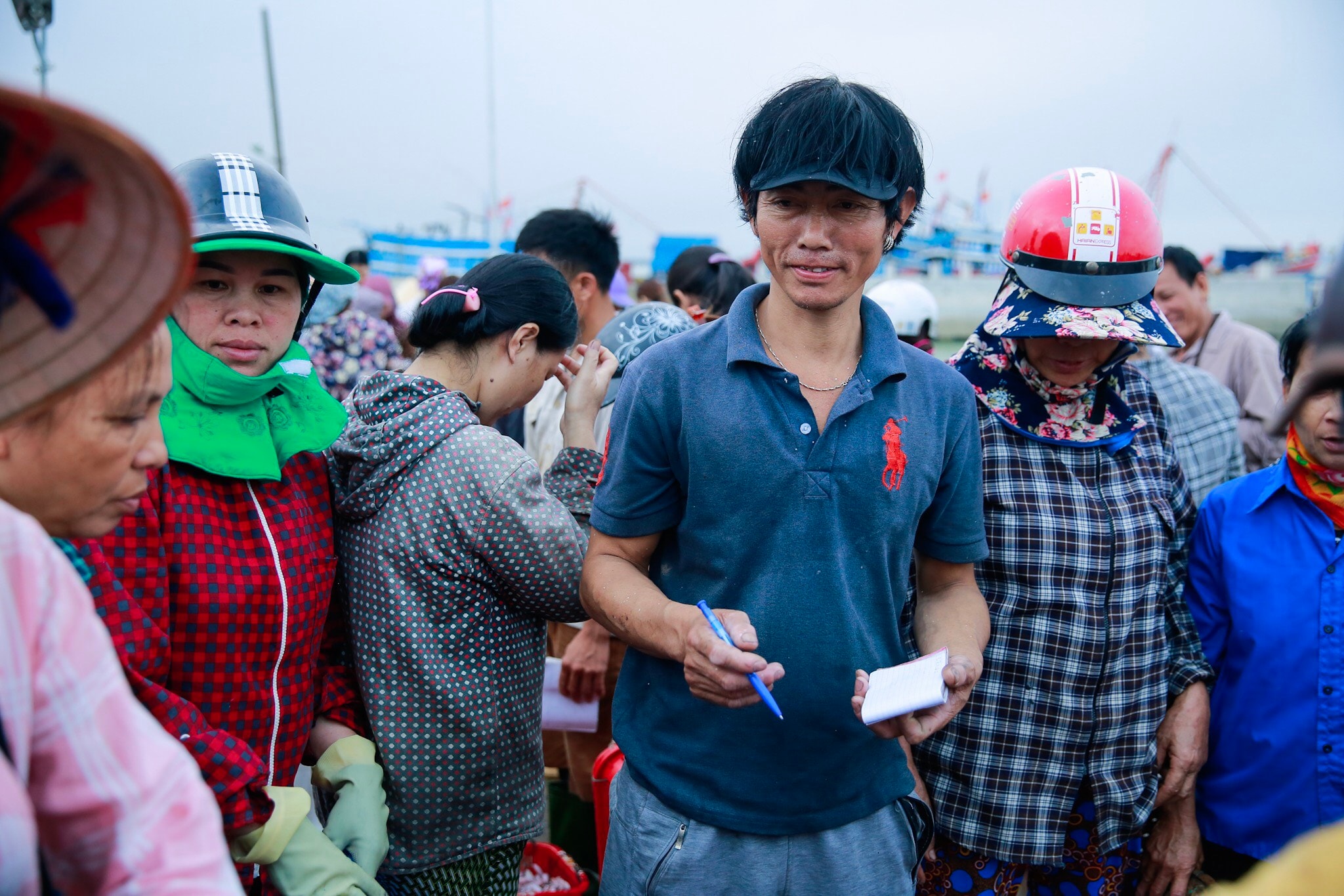 Nhộn nhịp cảnh mua bán. Ảnh: hải Vương