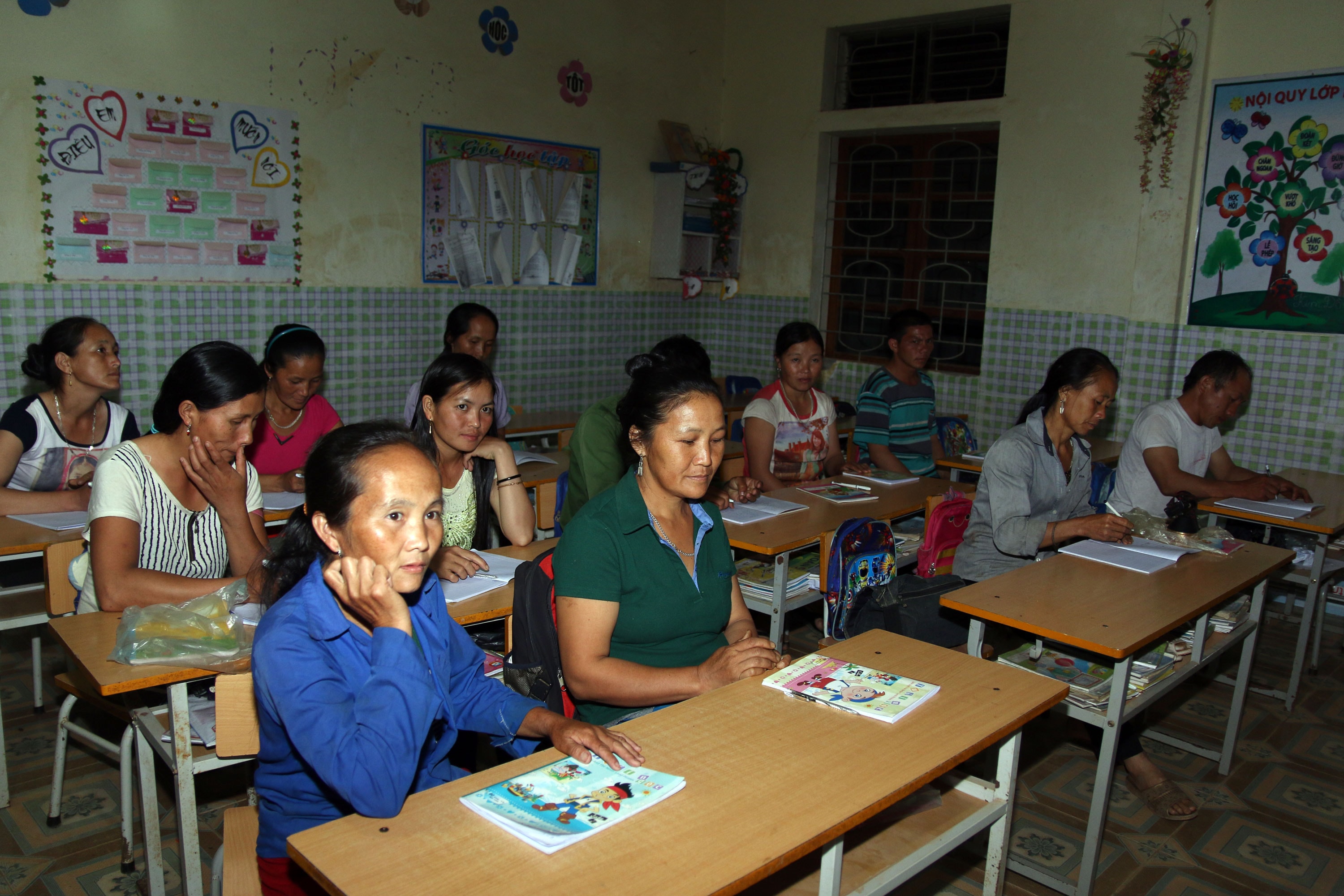 Những học viên của lớp xóa mù đều có gia đình và bận với công việc nương rẫy nên lớp học được tổ chức vào ban đêm để nhiều người có cơ hội được học tập. Ảnh: Đào Thọ