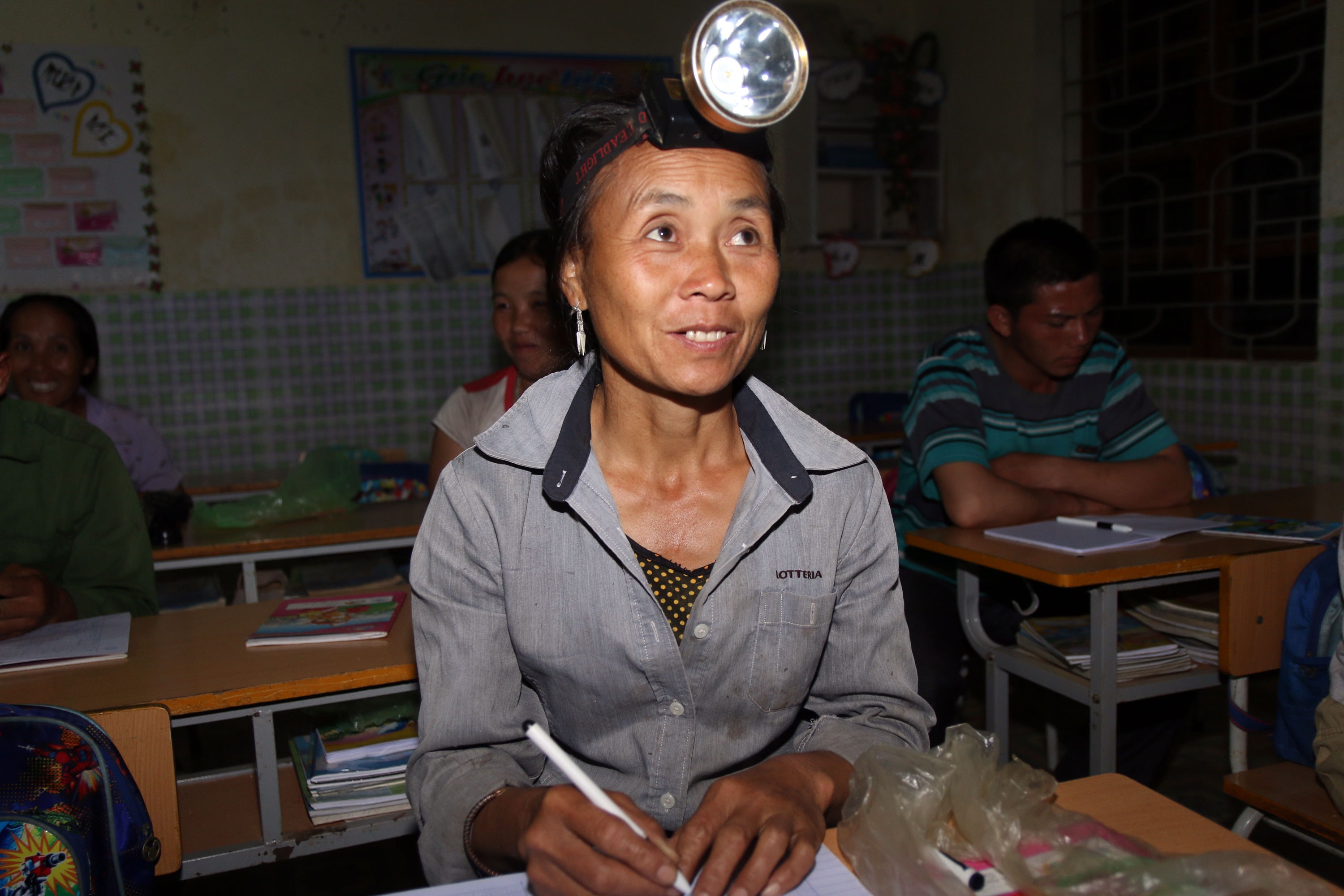 Soi đèn tìm con chữ với khát khao cháy bỏng. Ảnh: Đào Thọ