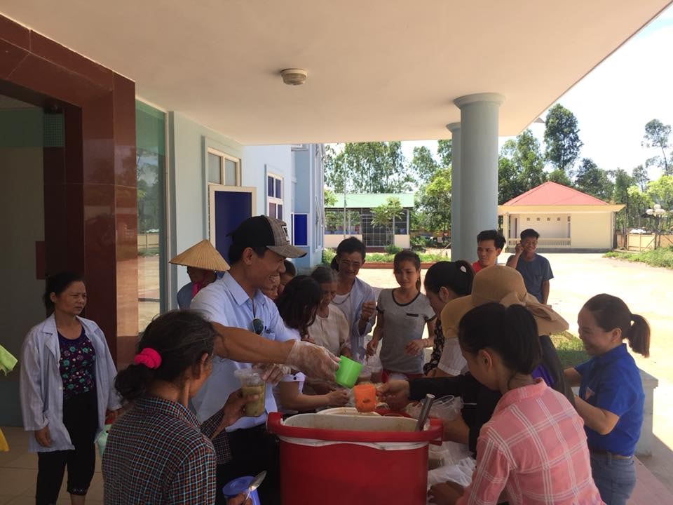 Trao các suất cháo cho bệnh nhân ở Nghĩa Đàn. Ảnh: Minh Thái
