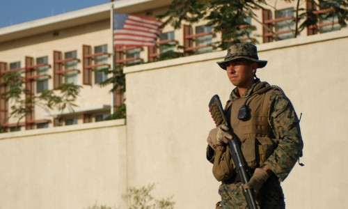 Lính thủy quân lục chiến bảo vệ bên ngoài đại sứ quán Mỹ. Ảnh: USMC.