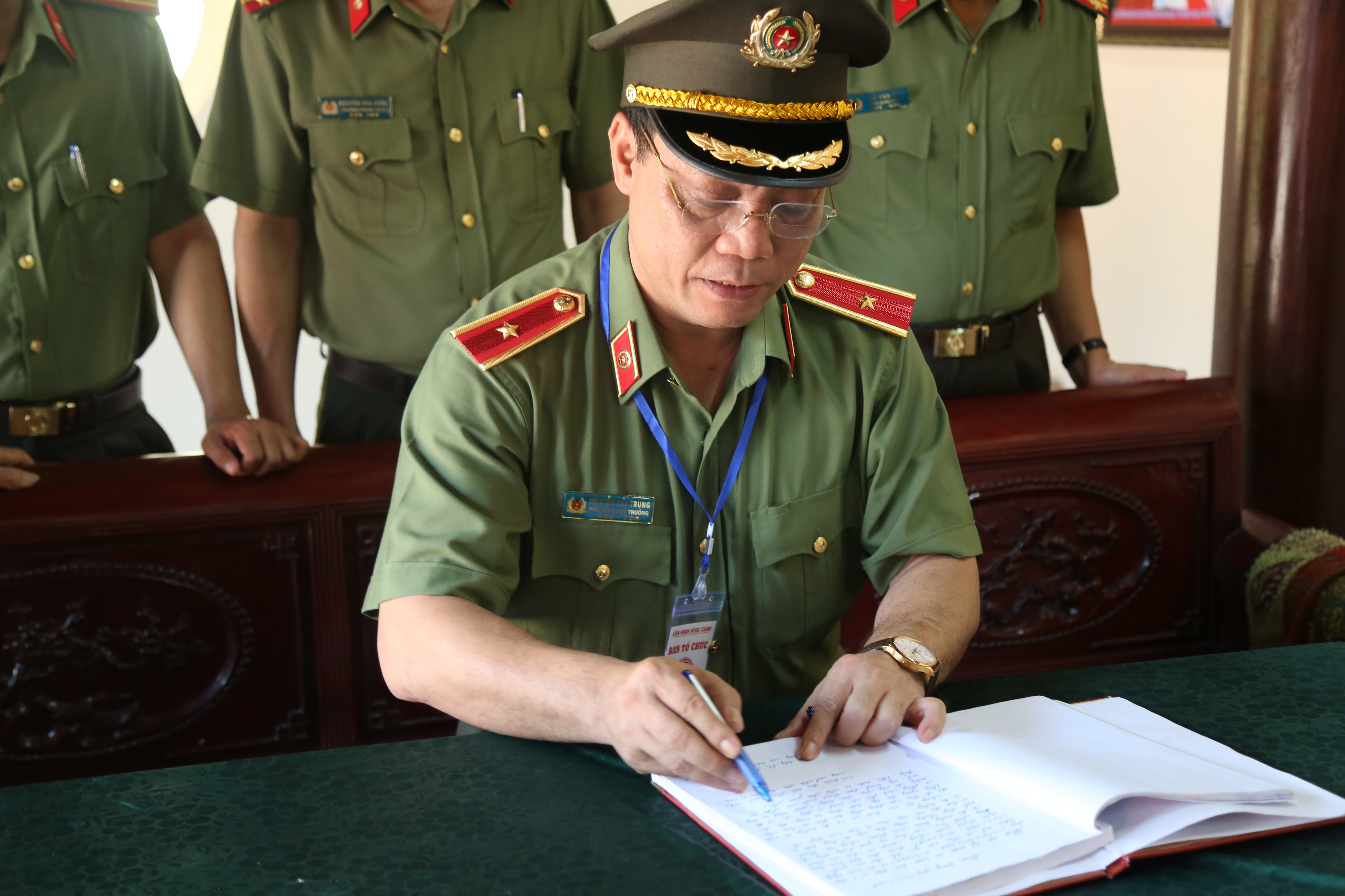 Đồng chí Thiếu tướng Nguyễn Hải Trung - Phó Tổng cục trưởng Tổng cục Chính trị CAND ghi sổ lưu niệm tại Nhà tưởng niệm cố Bộ trưởng Trần Quốc Hoàn. Ảnh: Xuân Bắc