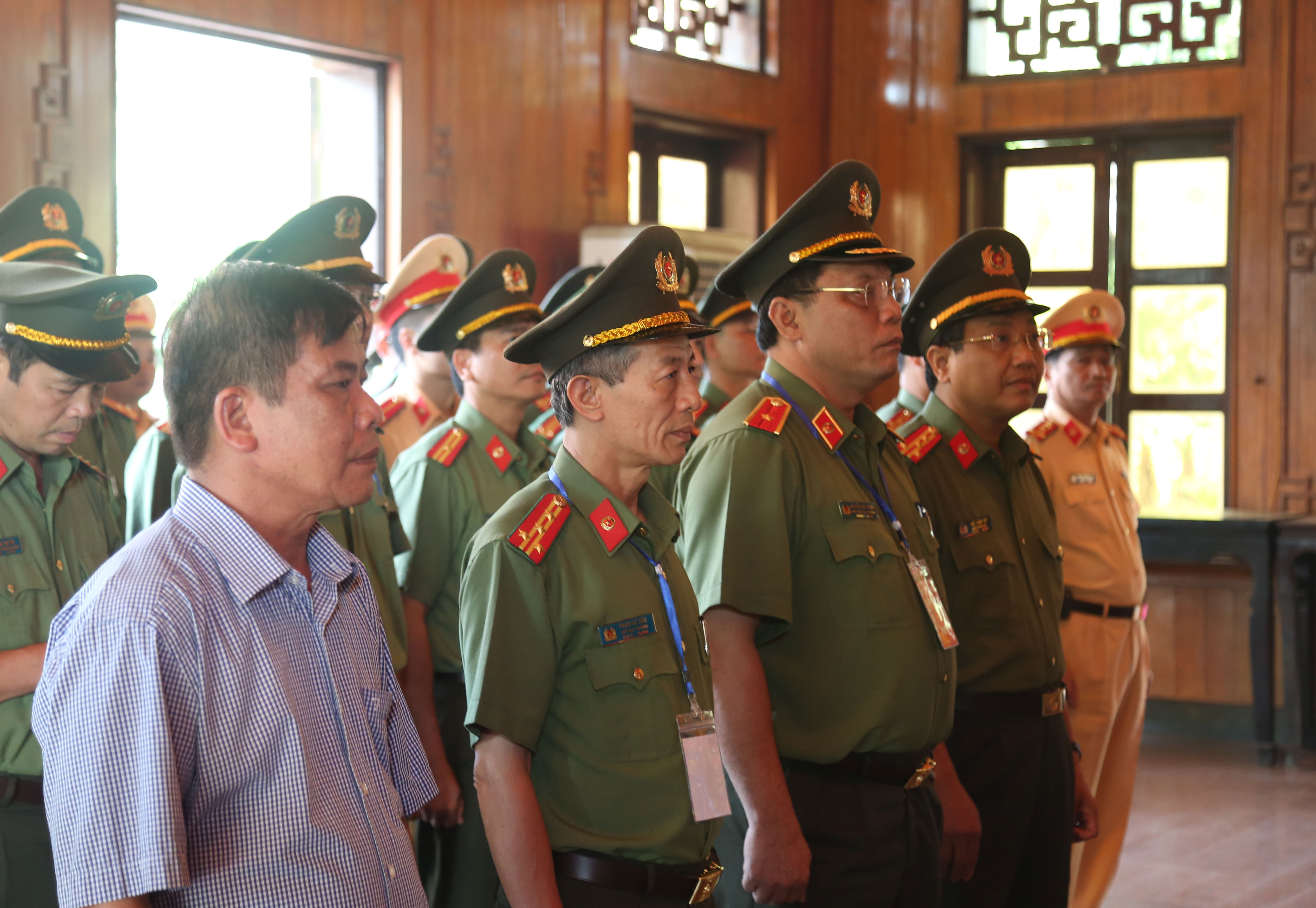 Đoàn đại biểu dâng hương tưởng nhớ Chủ tịch Hồ Chí Minh. Ảnh: Đức Vũ