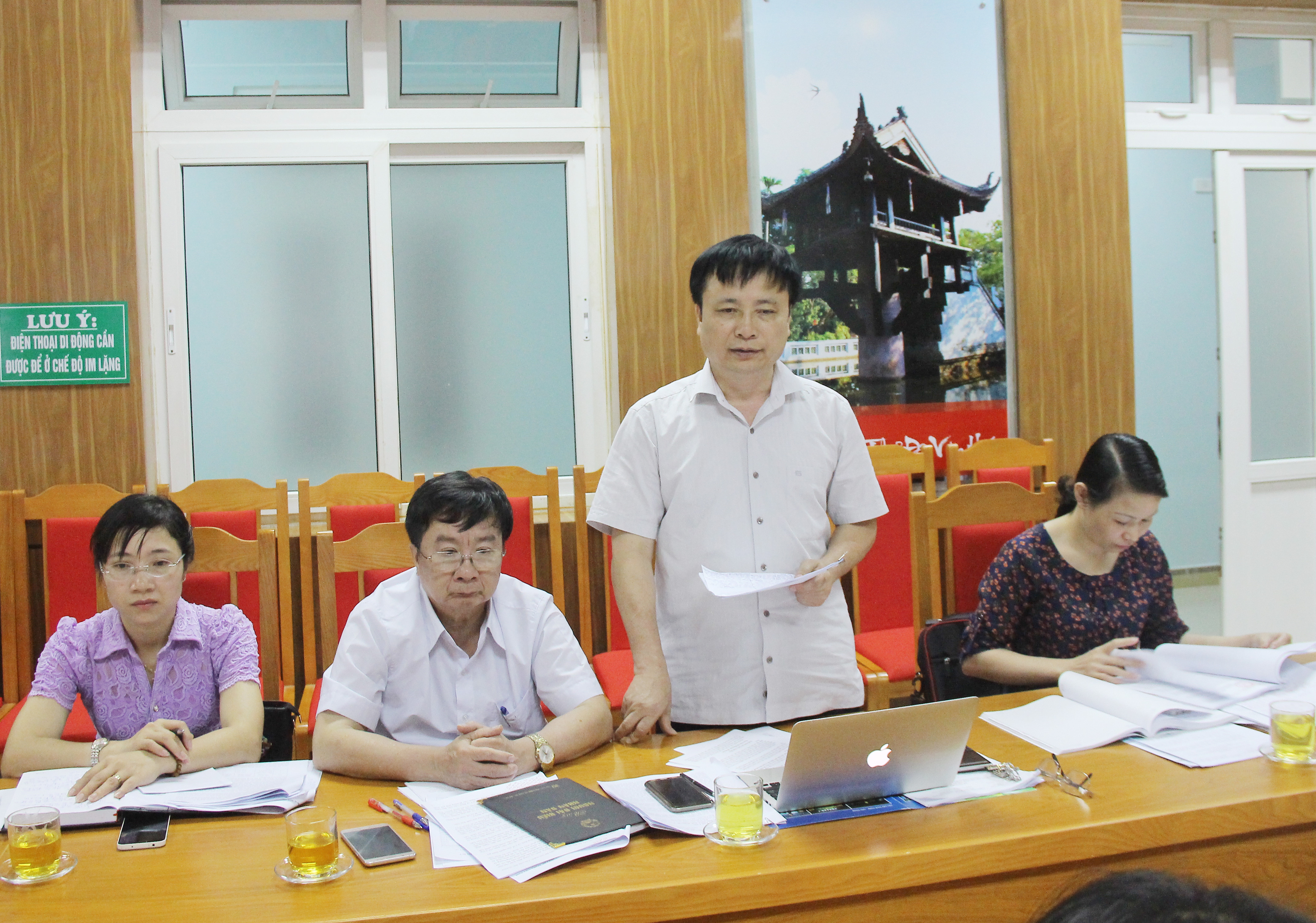 Ông Bùi Đình Long - Bí thư Huyện ủy Nam Đàn, thành viên đoàn giám sát đề nghị bệnh viên làm rõ nguyên nhân nợ