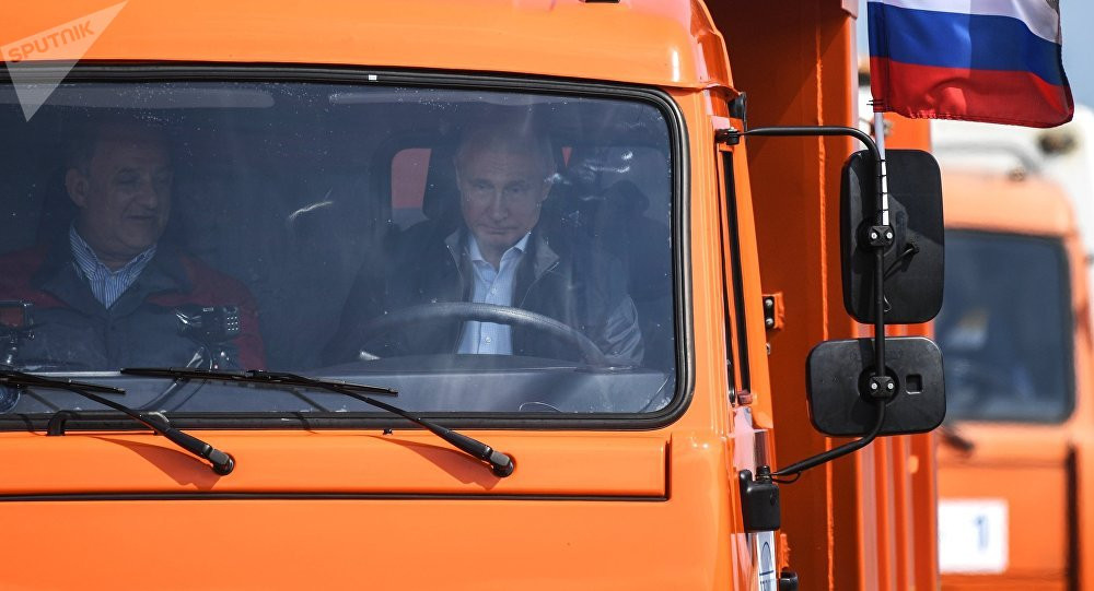 Ông Putin trực tiếp lái xe quan cầu Crimea. Ảnh: Sputnik