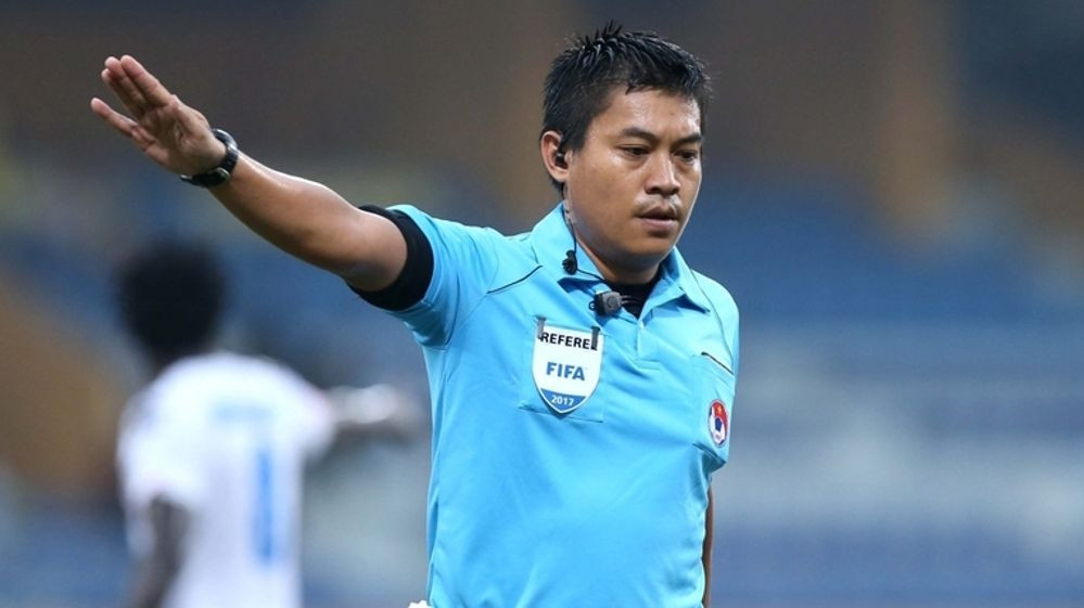 Trọng tài FIFA Nguyễn Hiền Triết điều khiển trận Hà Nội - HAGL trên sân Hàng Đẫy. Ảnh: Internet
