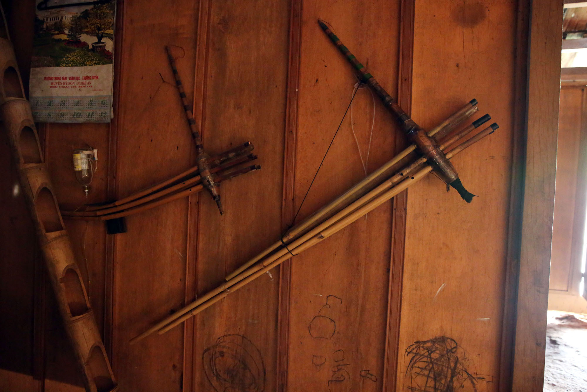 Trên vách nhà, những người đàn ông vẫn treo khèn và các nhạc cụ của người Mông. Đây là những thứ dành riêng cho những người đàn ông. Ảnh : Hữu Vi