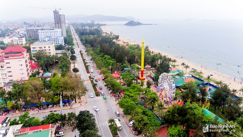 Nhiều đại biểu cho rằng, du lịch biển là trọng tâm của du lịch Nghệ An nhưng vẫn chưa thật hấp dẫn, thiếu dịch vụ hút khách. Ảnh tư liệu: Thành Cường