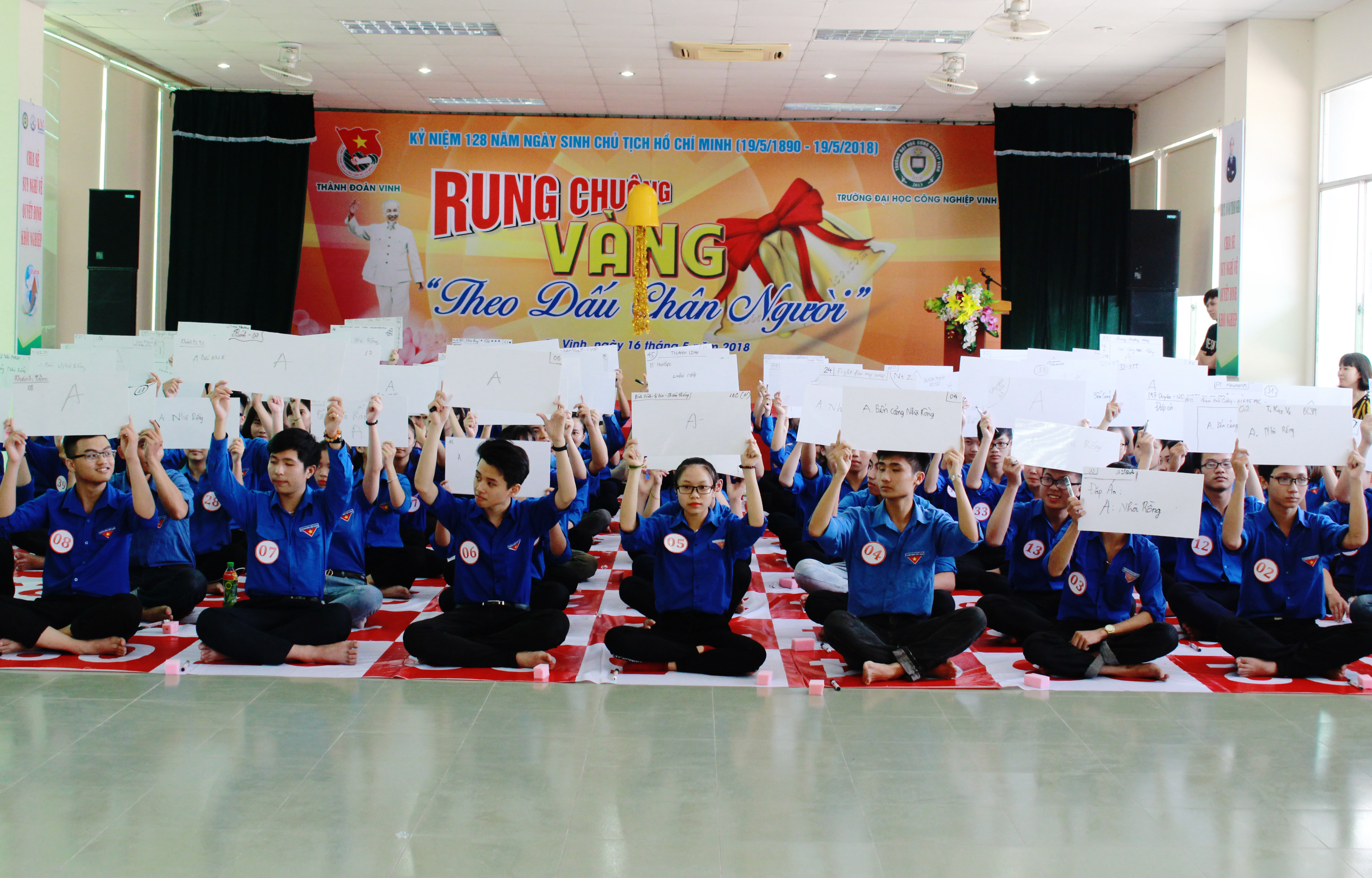 100 em học sinh đến từ các trường THPT, TC, CĐ trên địa bàn thành phố Vinh tham gia hội thi Rung chuông vàng. Ảnh: Phương Thúy