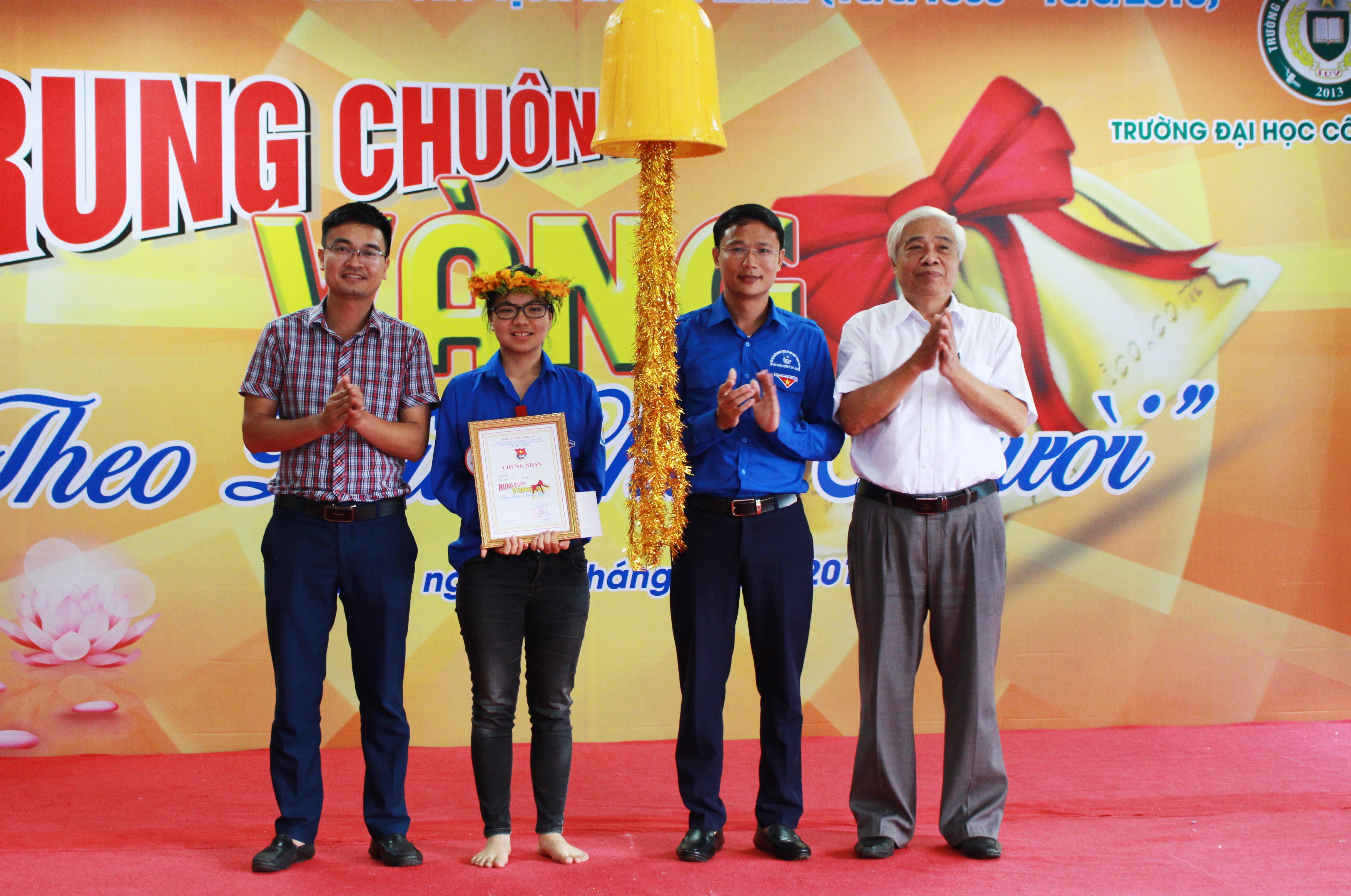 BTC trao giải Nhất cho em Văn Thị Phương Thúy, học sinh THPT Phan Bội Châu. Ảnh: Phương Thúy