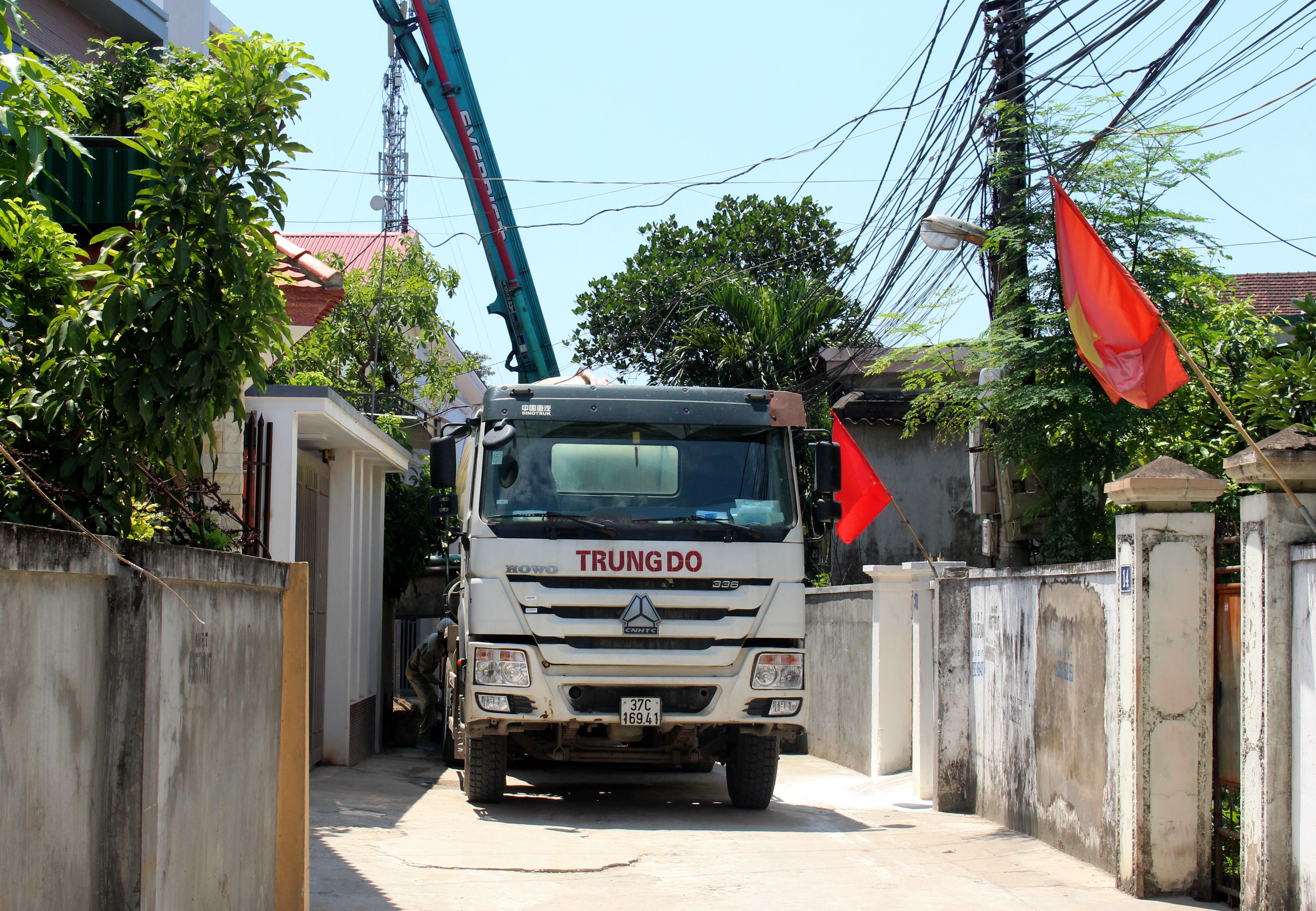 ngõ 56 Lê Viết Thuật, có những đoạn chỉ hơn 3 mét nên vận chuyển xây dựng, sửa chữa nhà rất khó khăn. Ảnh: Nguyệt Minh .jpg