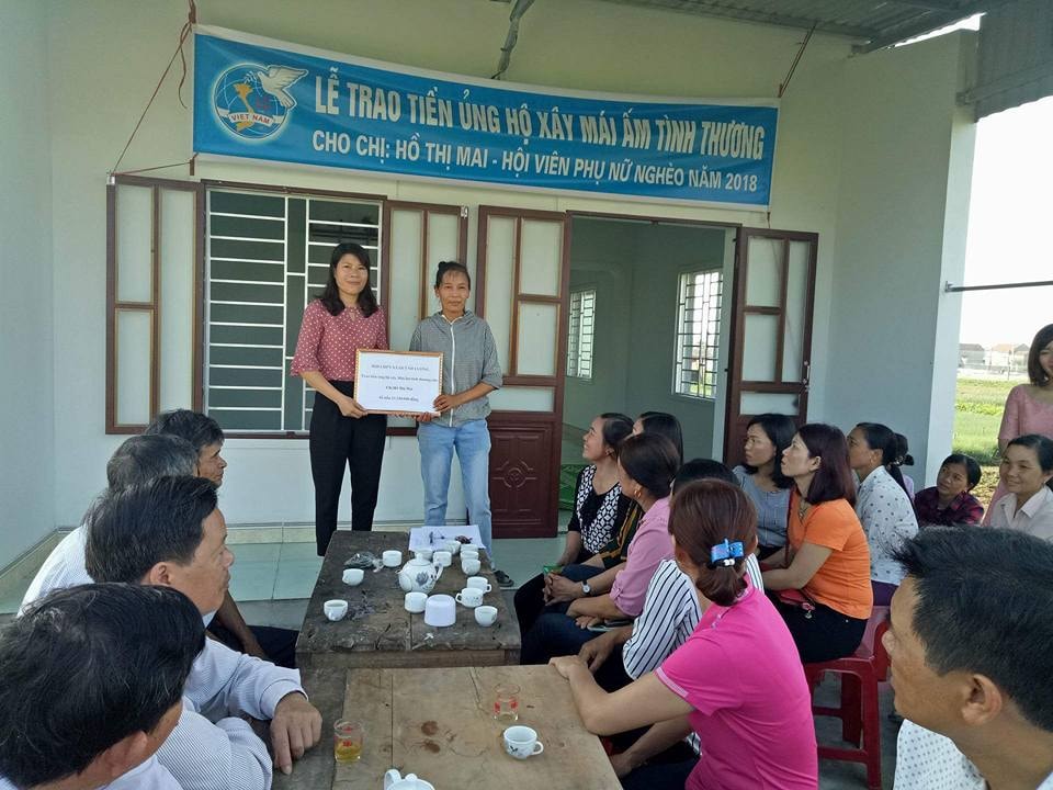 Trao tiền ủng hộ cho gia đình chị tại Quỳnh Lưu.
