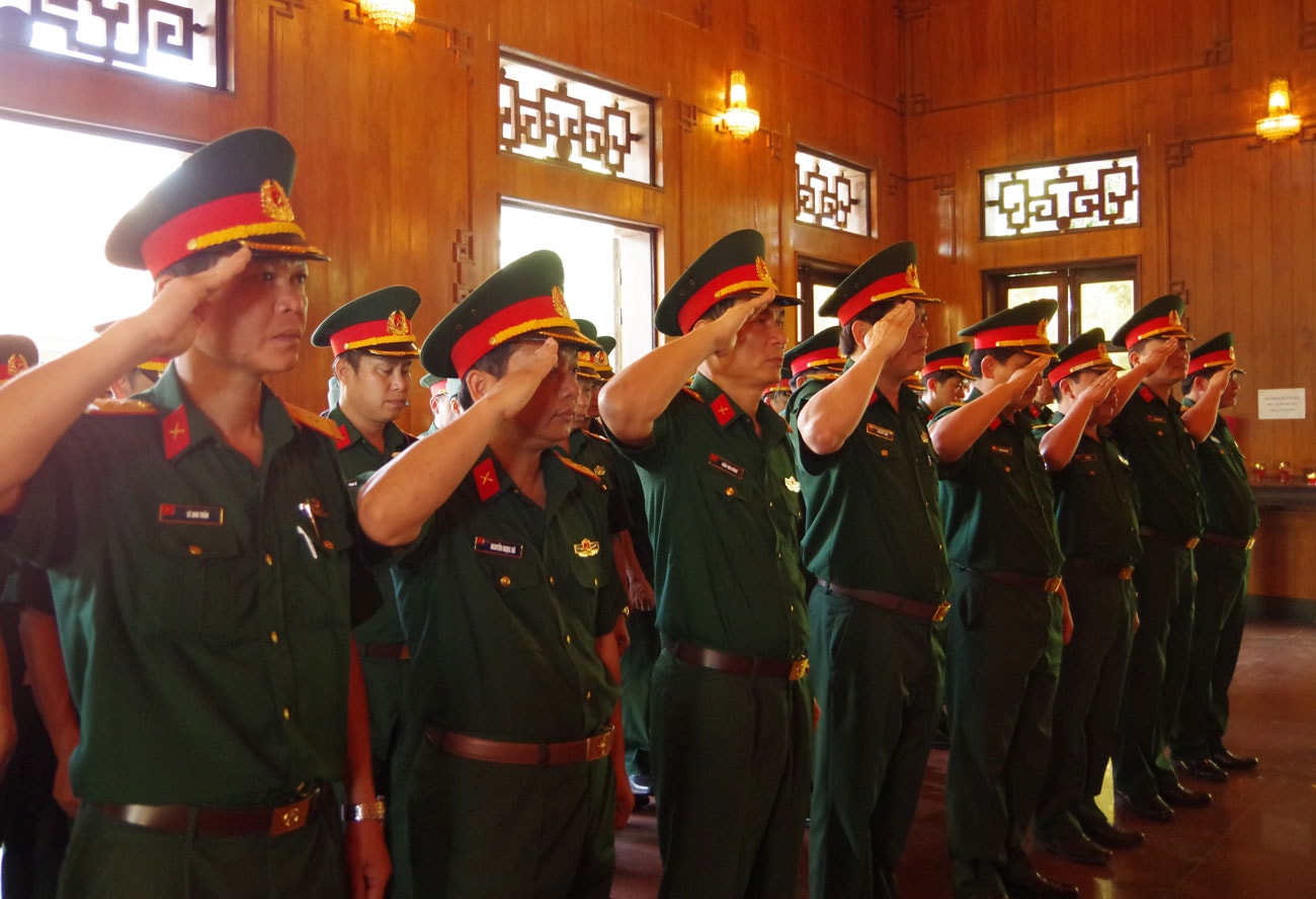 Đoàn đại biểu Đảng ủy Bộ CHQS tỉnh tưởng niệm Chủ tịch Hồ Chí Minh tại Khu di tích Kim Liên. Ảnh: Hoàng Long