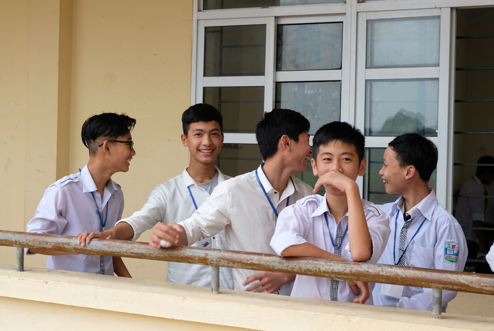 Học sinh lớp 9 - Trường THCS Kim Liên - Nam Đàn háo hức trước thông tin Trường THPT Kim Liên không thi tuyển trong kỳ thi tới. Ảnh: Mỹ Hà.