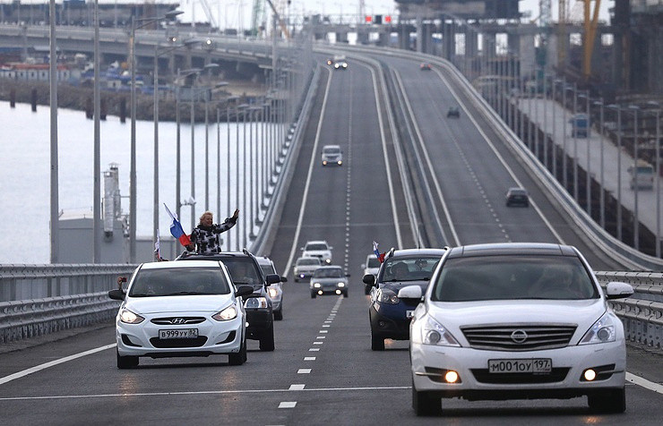 Cây cầu Kerch nối bán đảo Crimea với phần đất liền của Nga. Ảnh: AP