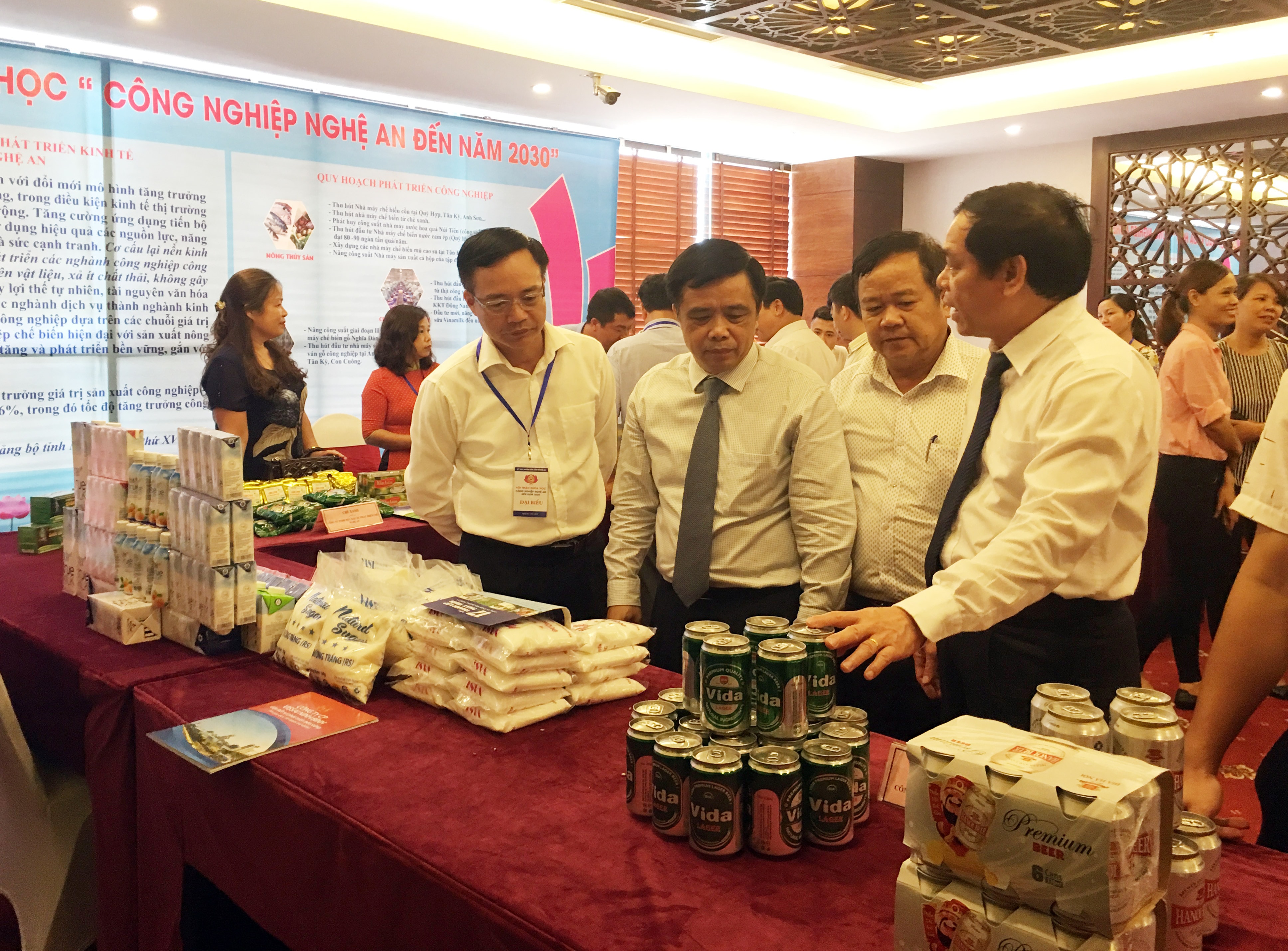 Các đại biểu tham quan gian hàng sản phẩm công nghiệp địa phương. Ảnh: Thu Huyền