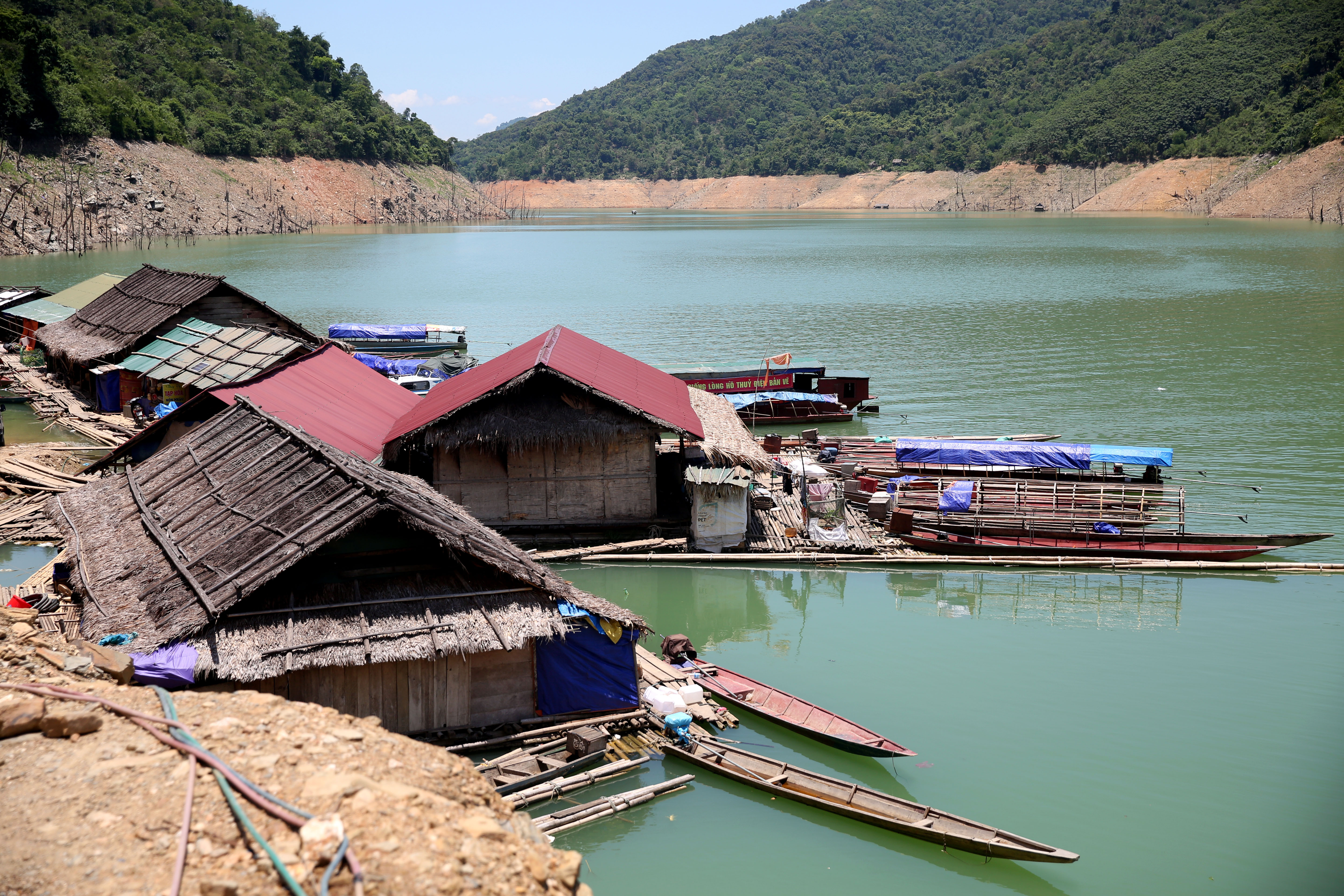 Một góc của lòng hồ thủy điện Bản Vẽ. Ảnh: Hồ Phương