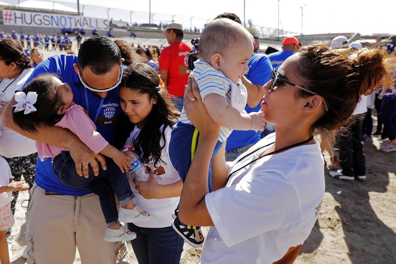 Hơn 300 gia đình được đoàn tụ trong 3 phút ngắn ngủi tại biên giới Mỹ - Mexico, ngày 12/5. Ảnh: Reuters