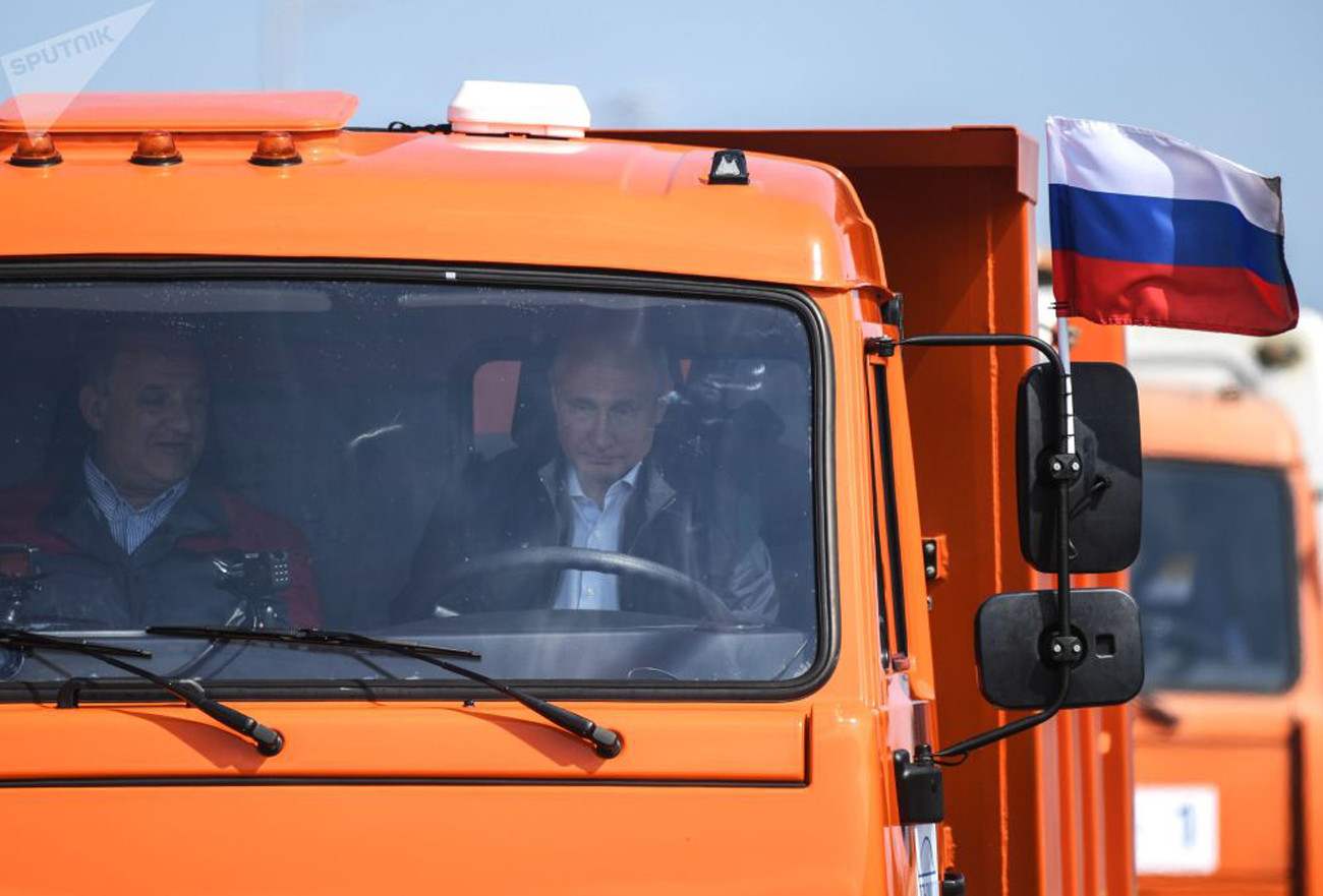 Tổng thống Nga Vladimir Putin sau tay lái xe Kama