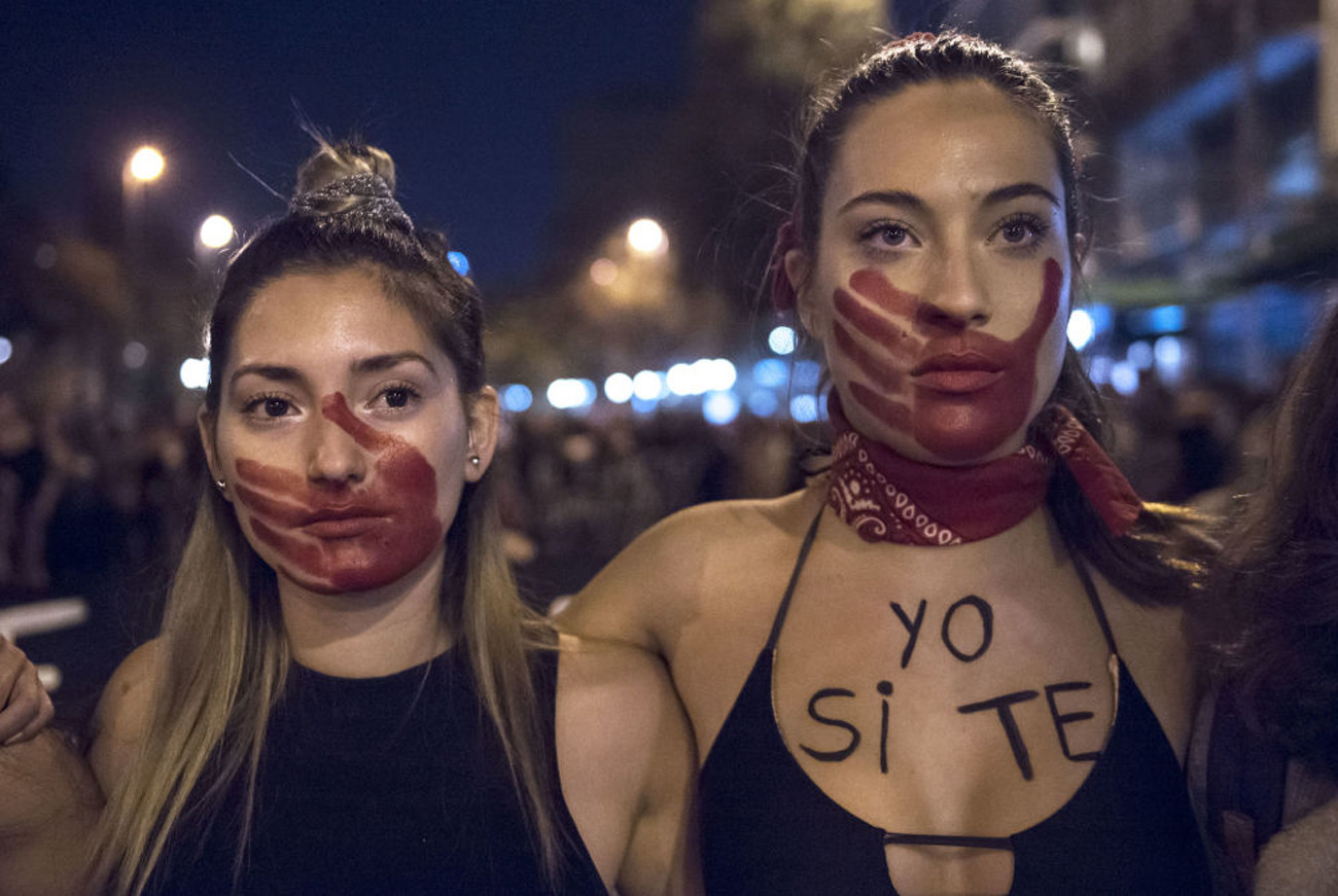 Những người tham gia cuộc biểu tình chống bạo hành phụ nữ ở Santiago, Chile. Ảnh: AFP