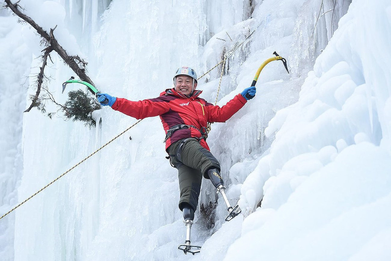 Xia Boyu - nhà leo núi người Trung Quốc trở thành người đầu tiên cụt cả hai chân chinh phục đỉnh Everest. Nguồn: Twitter