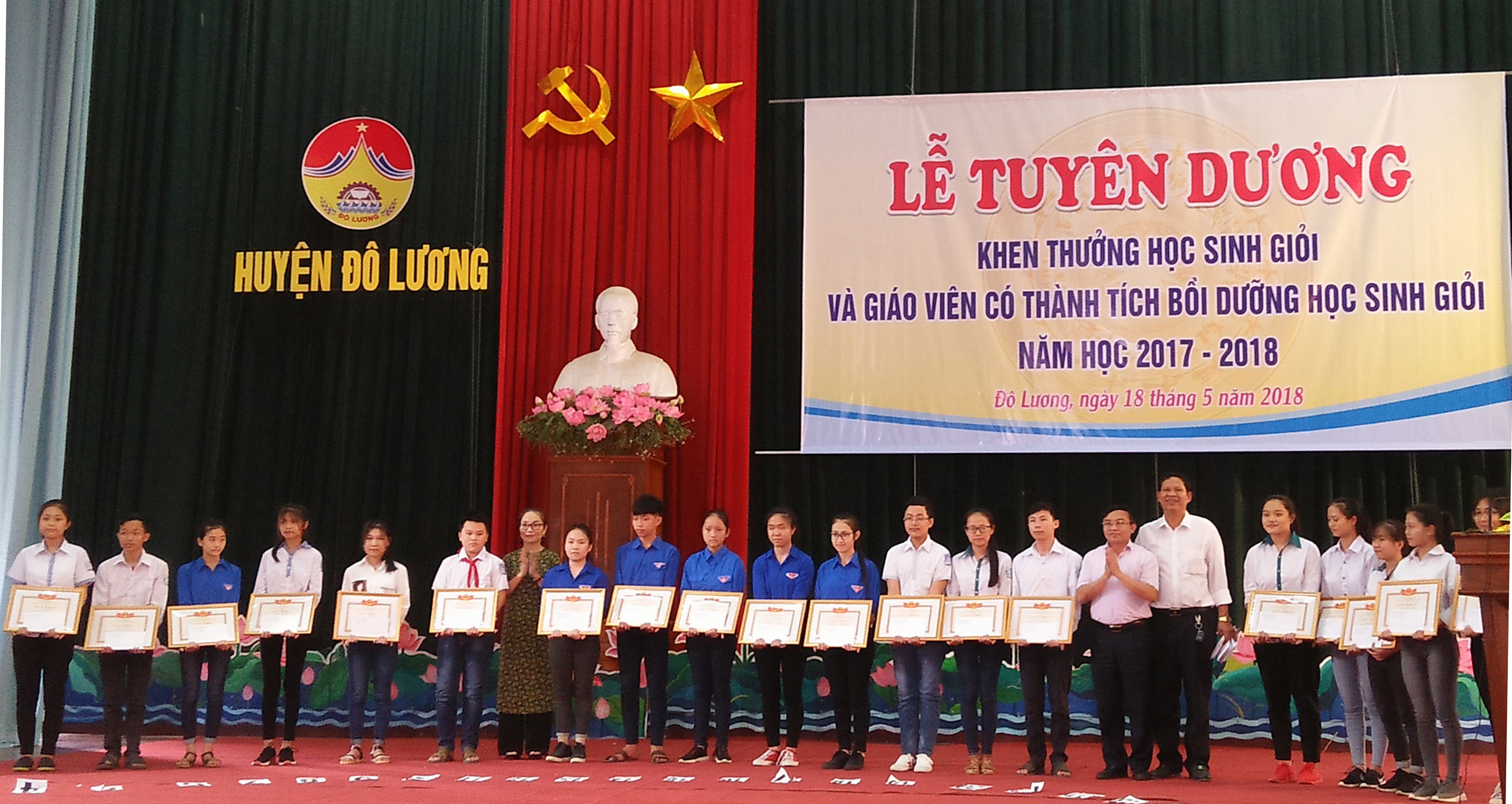 Lãnh đạo huyện khen thưởng cho các em học sinh đạt thành tích cao trong kỳ thi HSG cấp Quốc gia và cấp tỉnh. Ảnh: Thúy Hằng