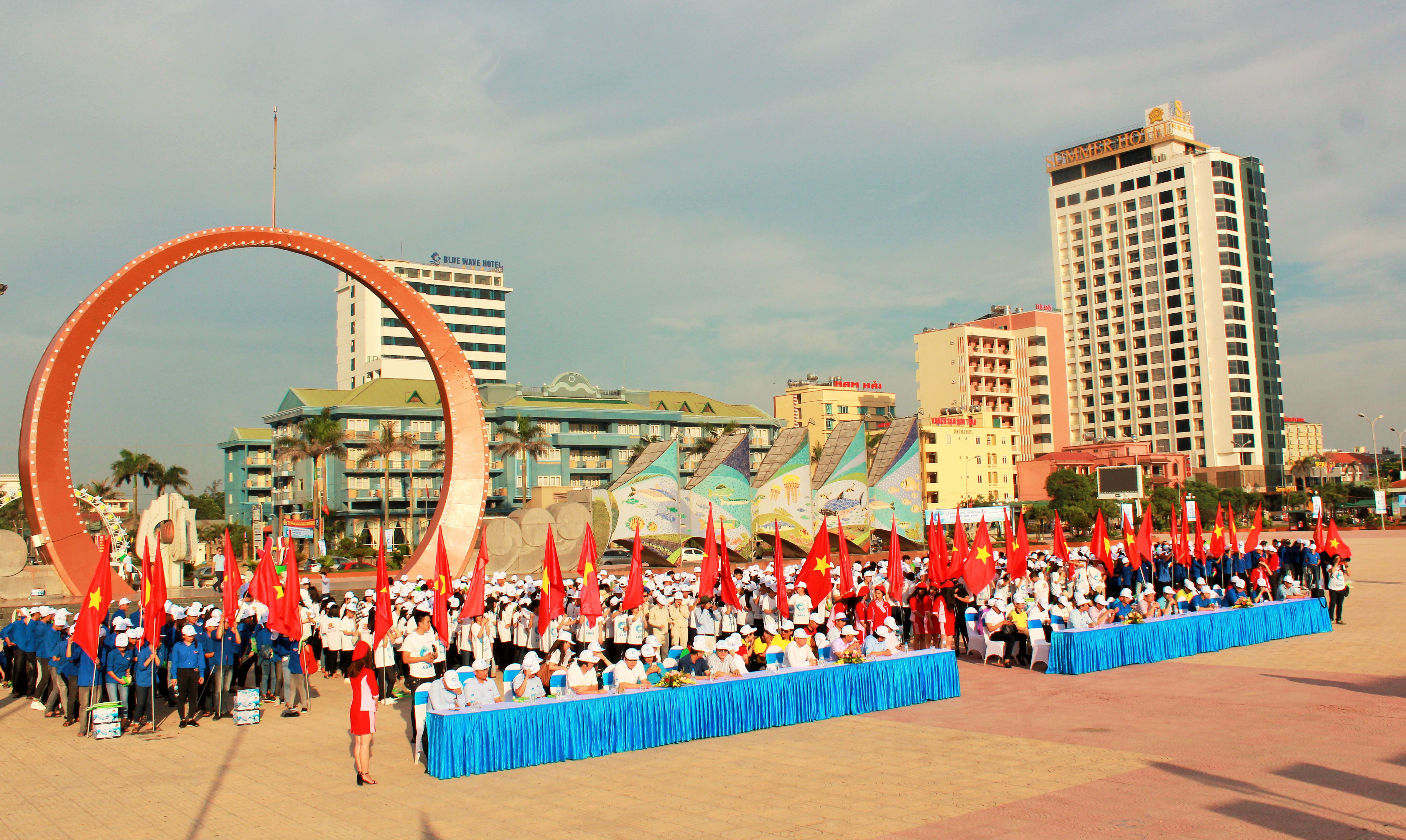 Lễ phát động có sự tham gia hơn 1.000 bạn đoàn viên, thanh niên, các doanh nghiệp du lịch cùng đông đảo bà con nhân dân của tỉnh Nghệ An. Ảnh: Cao Quang