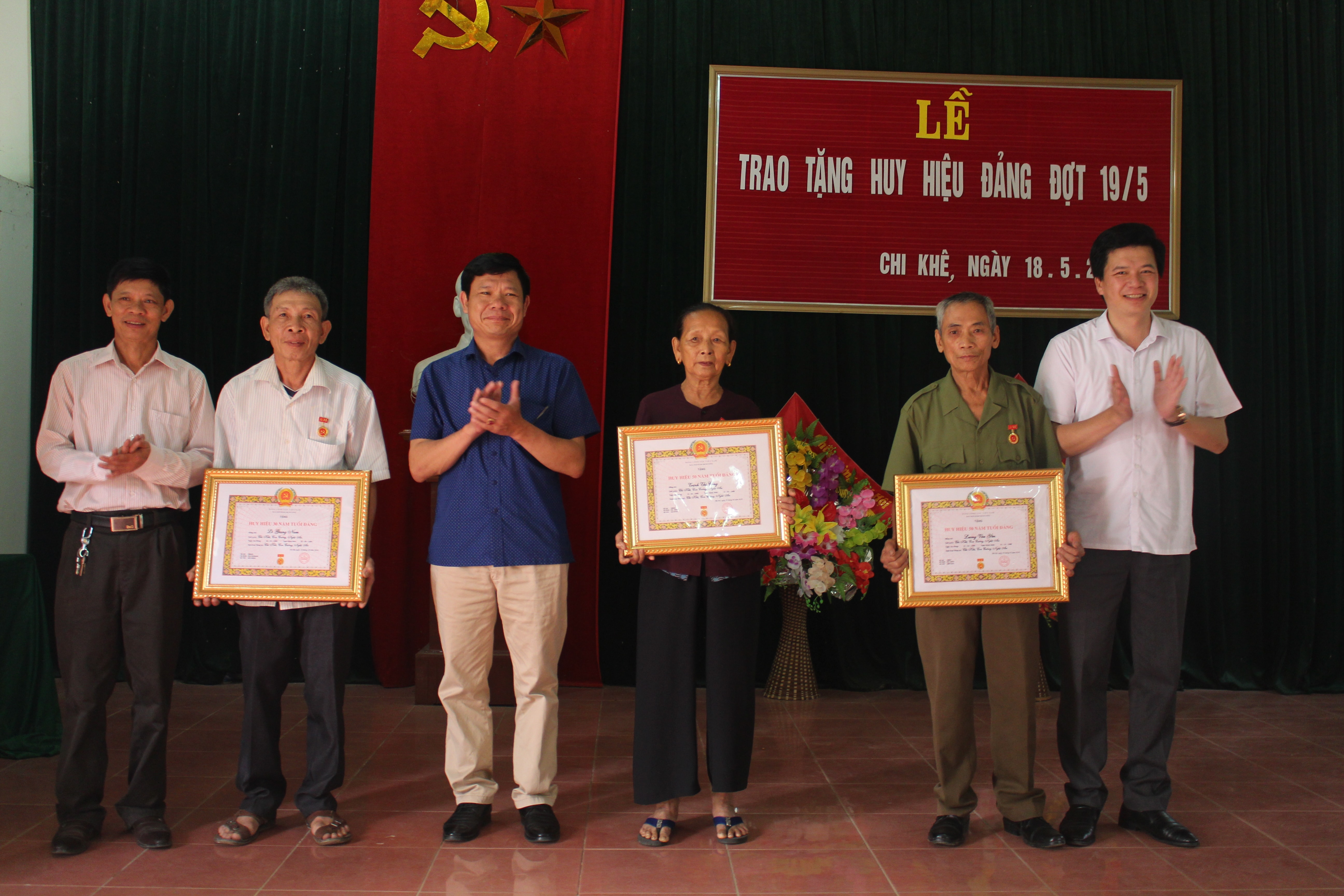 Bí thư huyện ủy Nguyễn Đình Hùng, Ban tổ chức huyện ủy trao huy hiệu Đảng cho các Đảng 