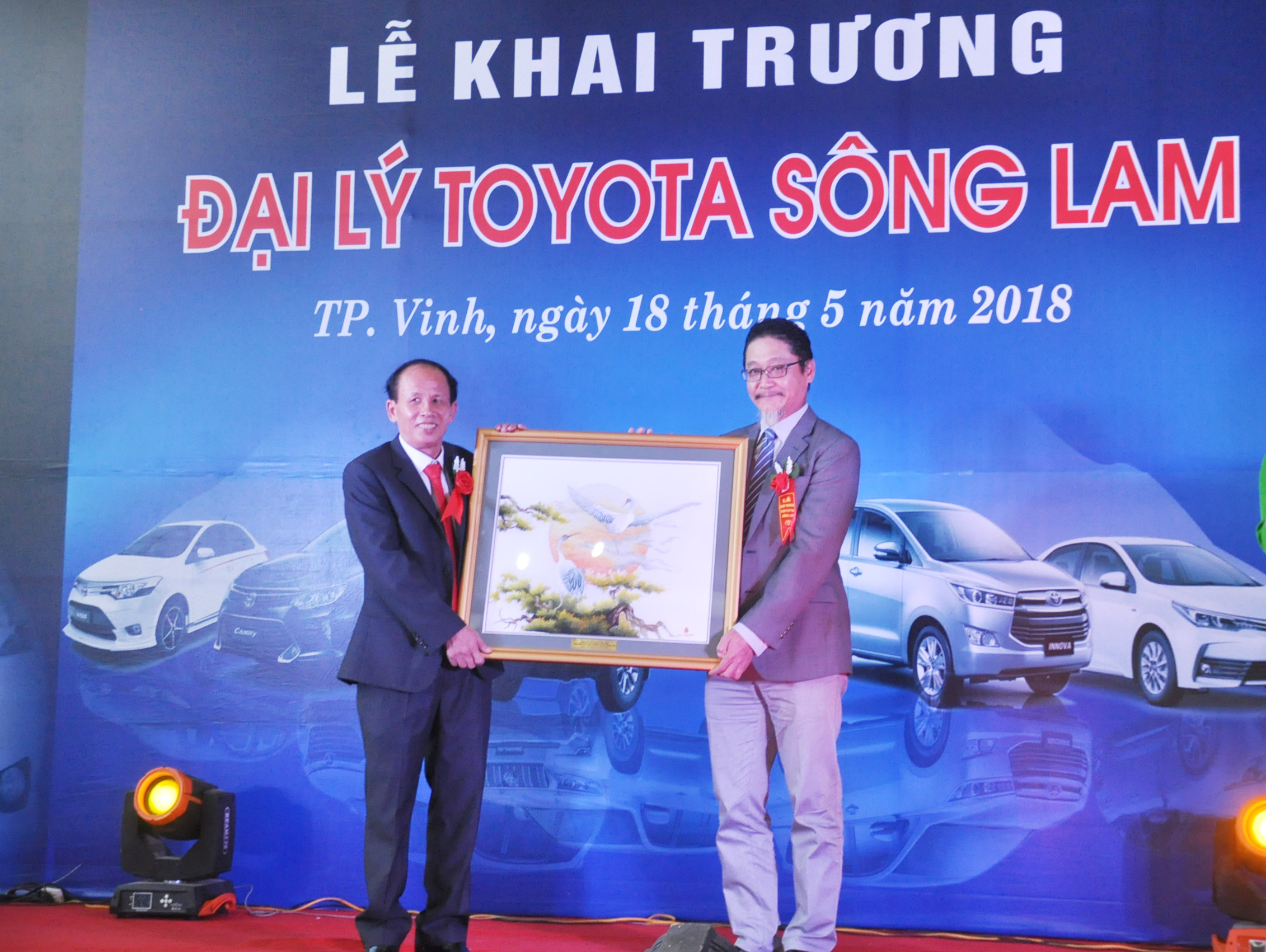 Ông Toru Kinoshita, Tổng giám đốc Công ty Toyota Việt Nam trao quà cho Công ty CP Toyota Sông Lam nhân dịp khai trương. Ảnh: PV