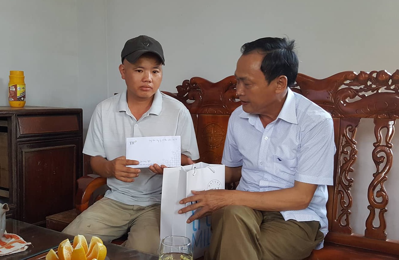 trao tiền cho anh Bùi Ngọc Quang