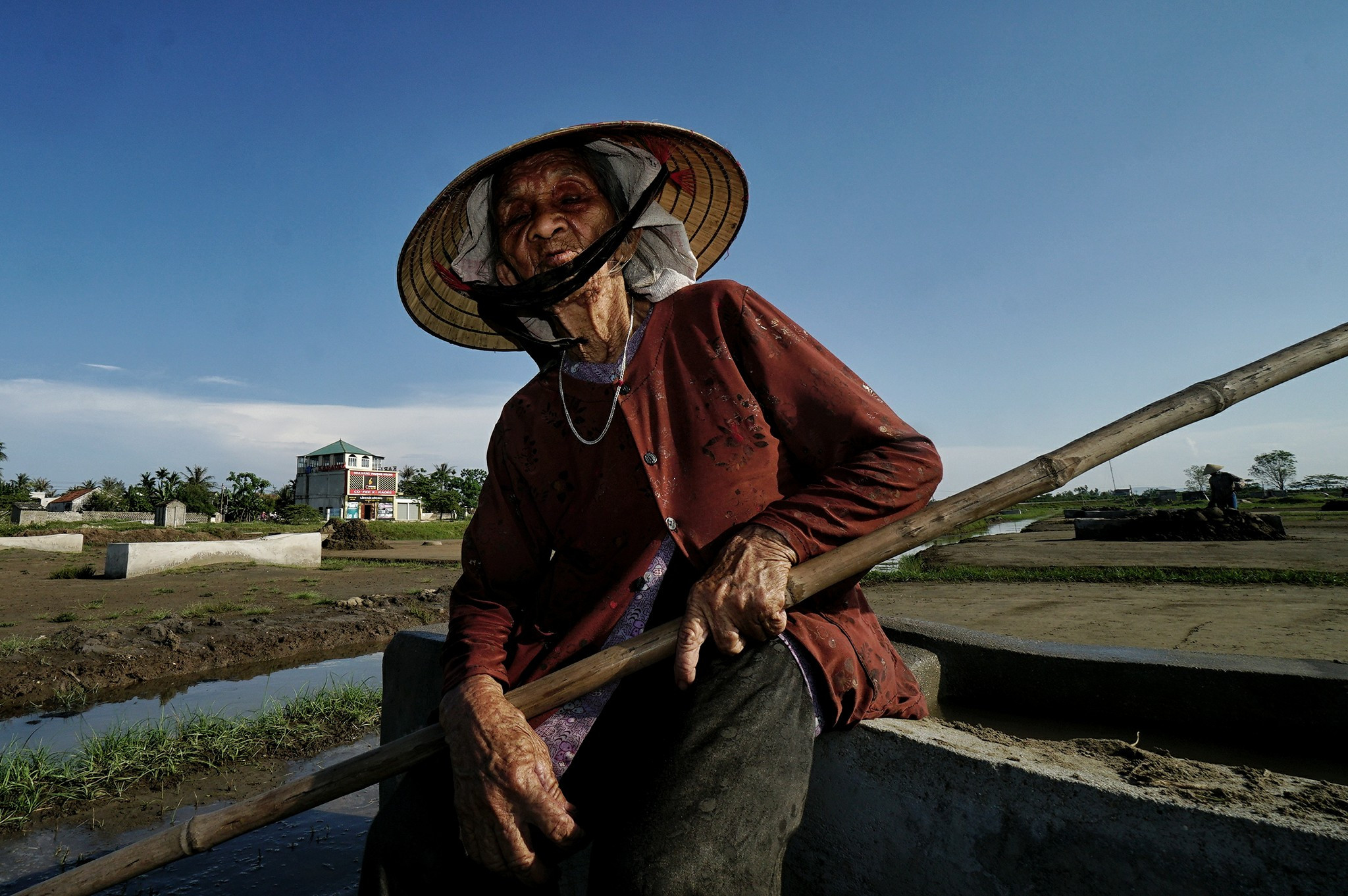 Làm một lát thì ông Quý lại giục vợ mình nghỉ tay. Ảnh: Lê Thắng