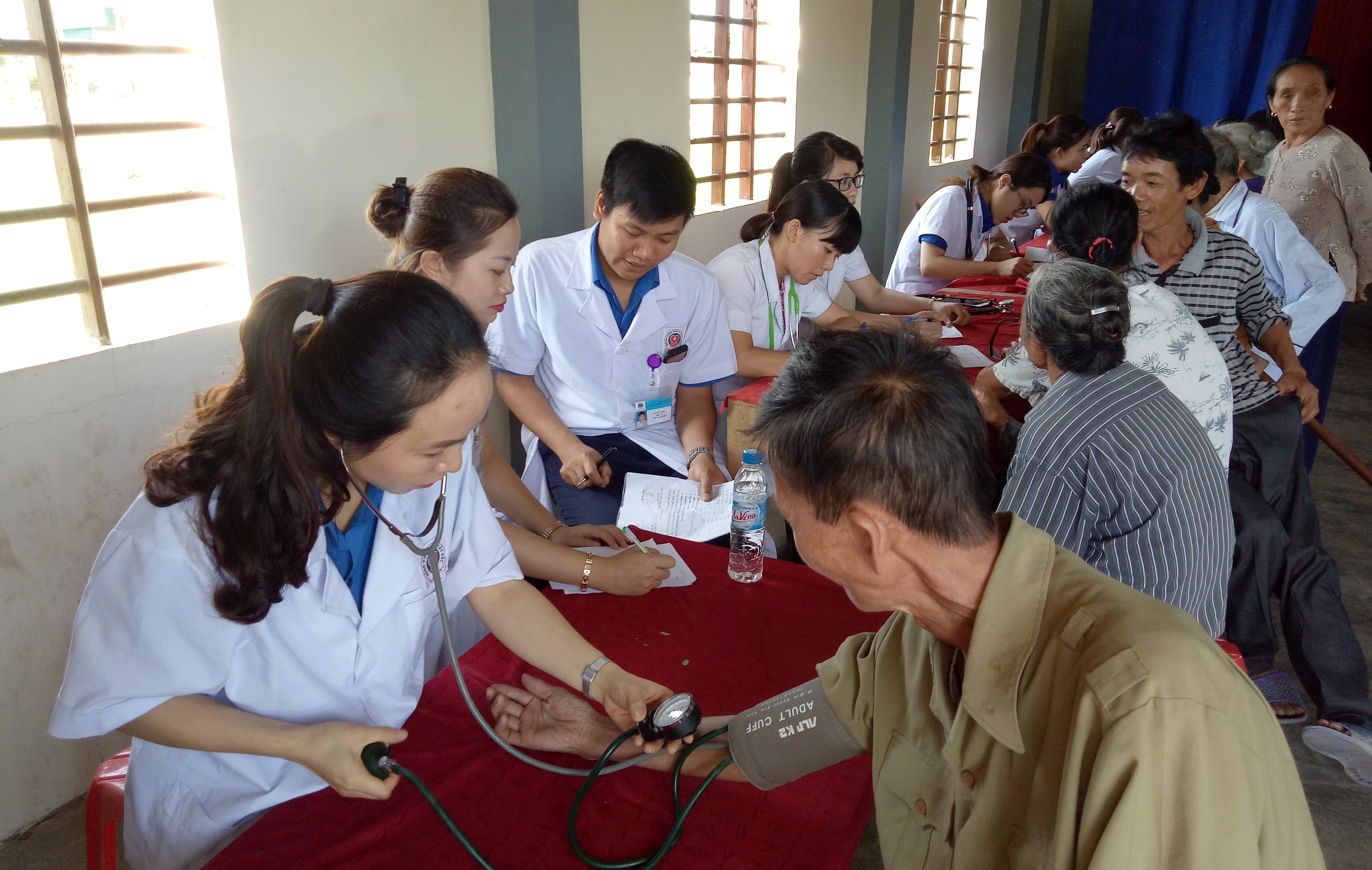 Khám và cấp thuốc miễn phí ở Thái Hòa. Ảnh