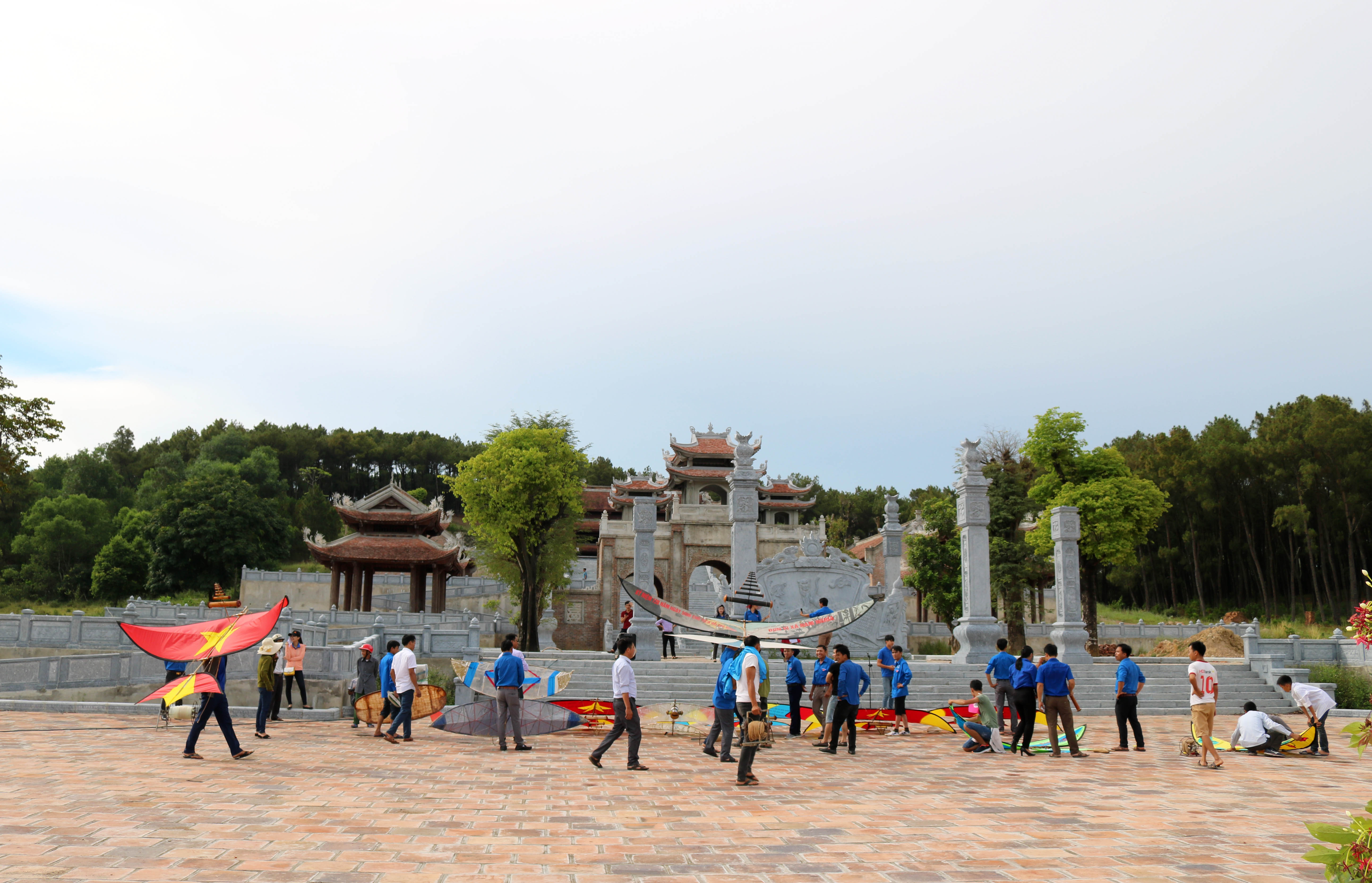1.Hội thả diều được tổ chức trước đền thờ bác Hồ trên núi Chung. Ảnh: Huy Thư