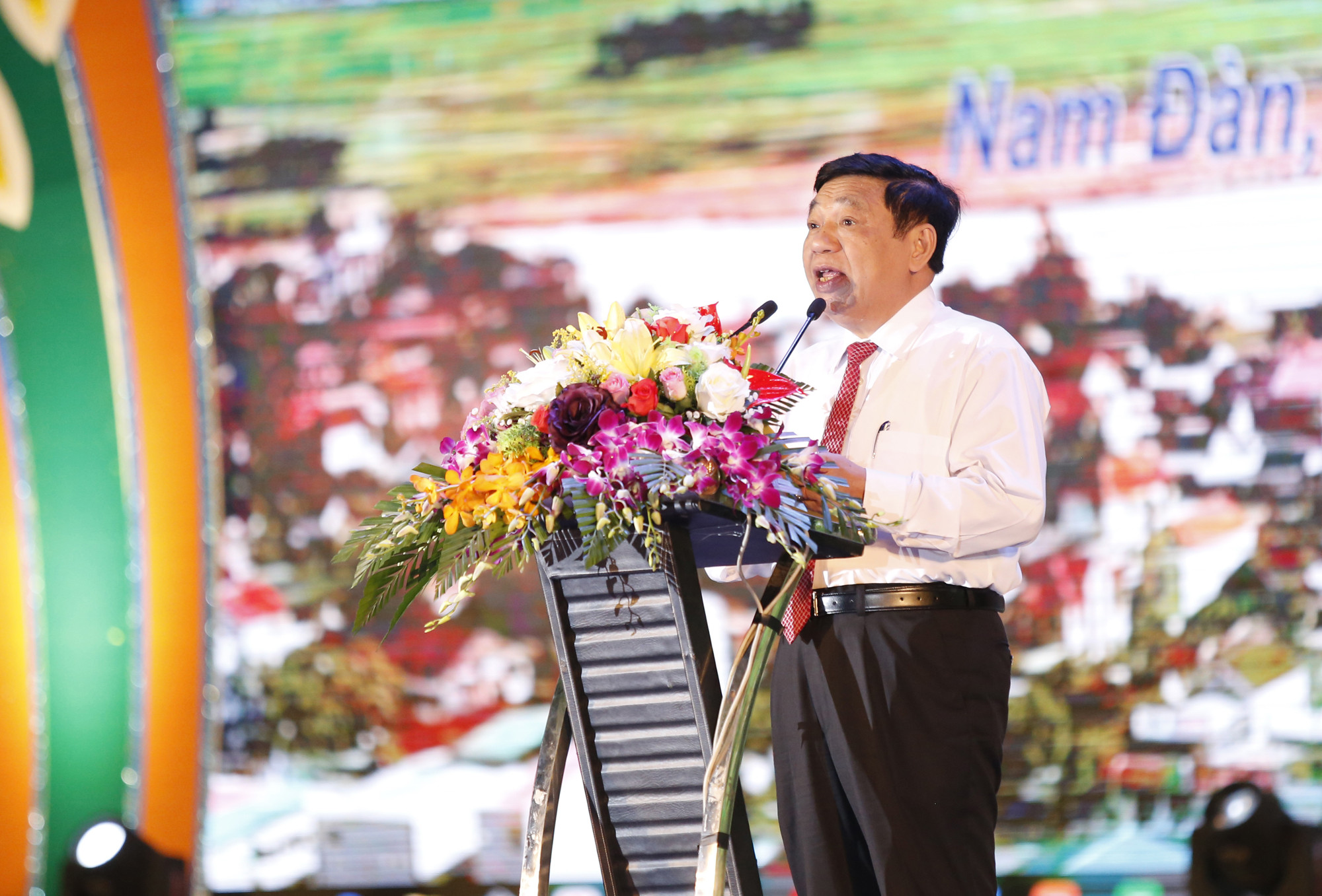 Chủ tịch UBND tỉnh Nguyễn Xuân Đường giao trách nhiệm cho Đảng bộ và nhân dân huyện Nam Đàn thực hiện tốt đề án xây dựng huyện NTM kiểu mẫu. Ảnh: Đức Anh