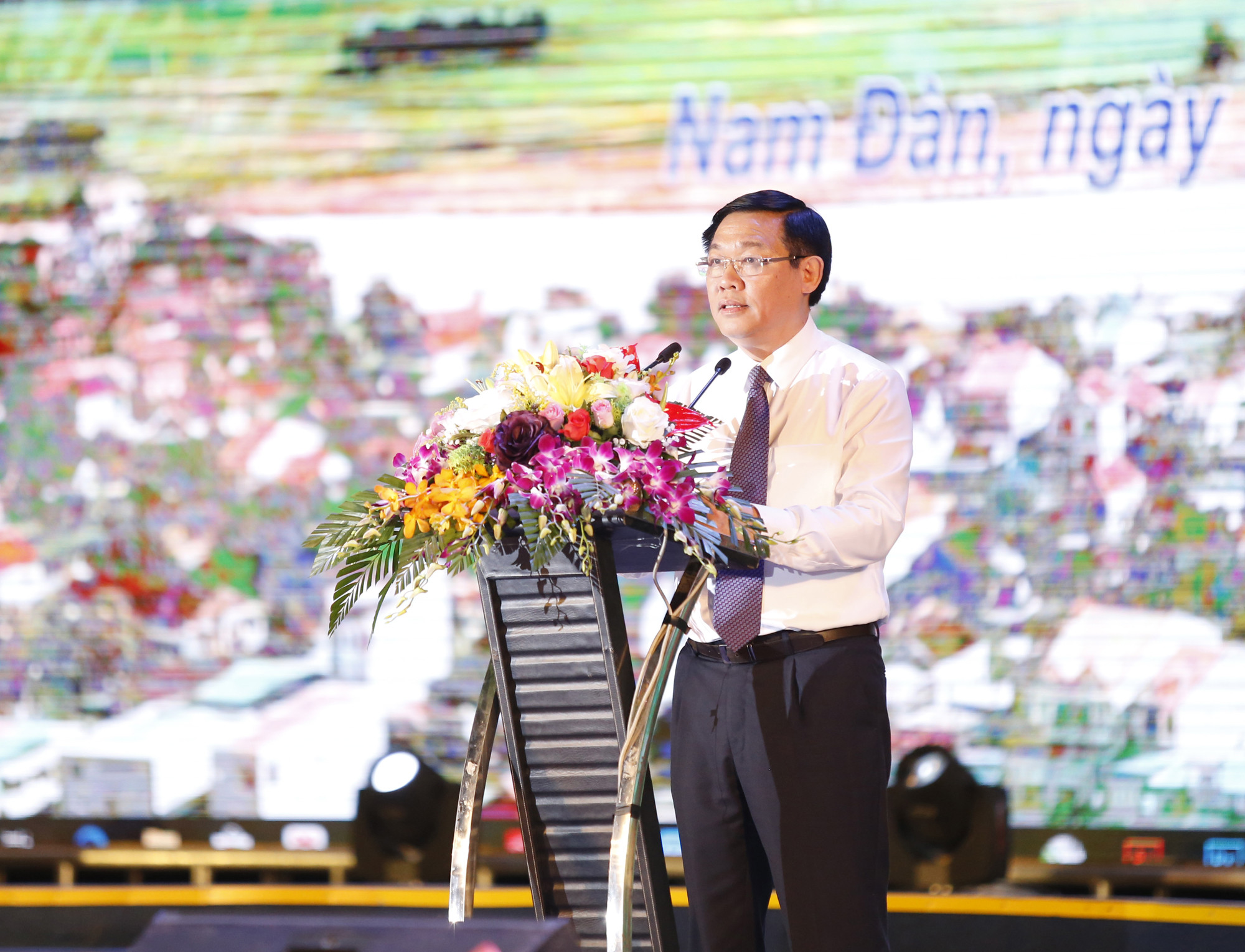Phó Thủ tướng Vương Đình Huệ cùng lãnh đạo tỉnh gặp gỡ chuyên gia nước ngoài đang làm việc tại Nghệ An