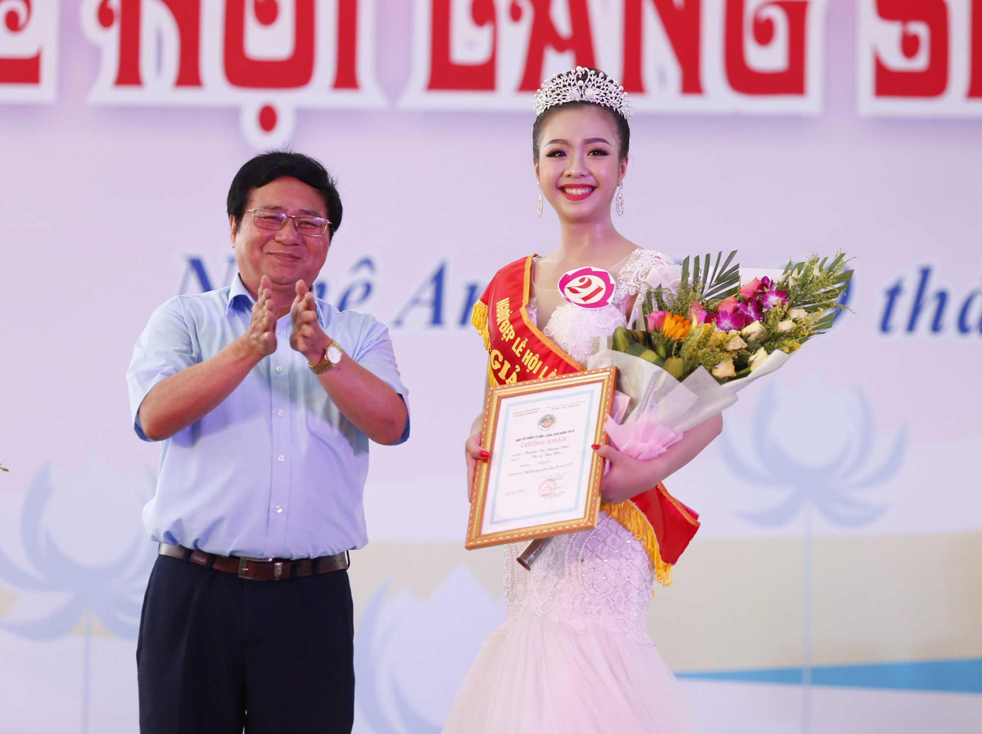 Trao danh hiệu Người đẹp Làng Sen 2018 cho cô gái đến từ Thị xã Thái Hòa Nguyễn Thị Phương Thảo. Ảnh: Đức Anh
