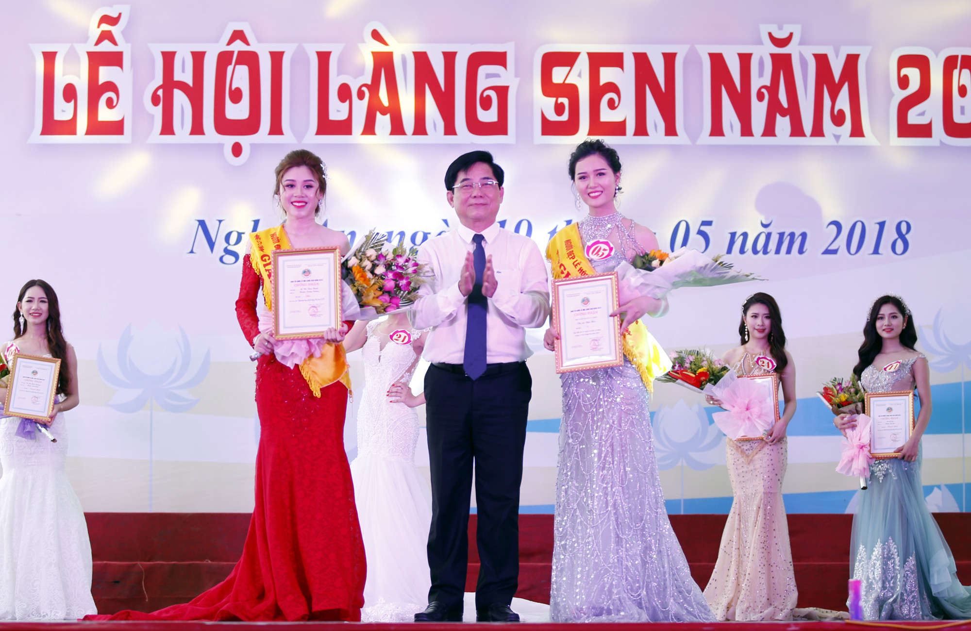 Trao Giải Nhì cho 2 thí sinh Lô Thị Thúy Hạnh và Nguyễn Thiên Hương. Ảnh: Đức Anh