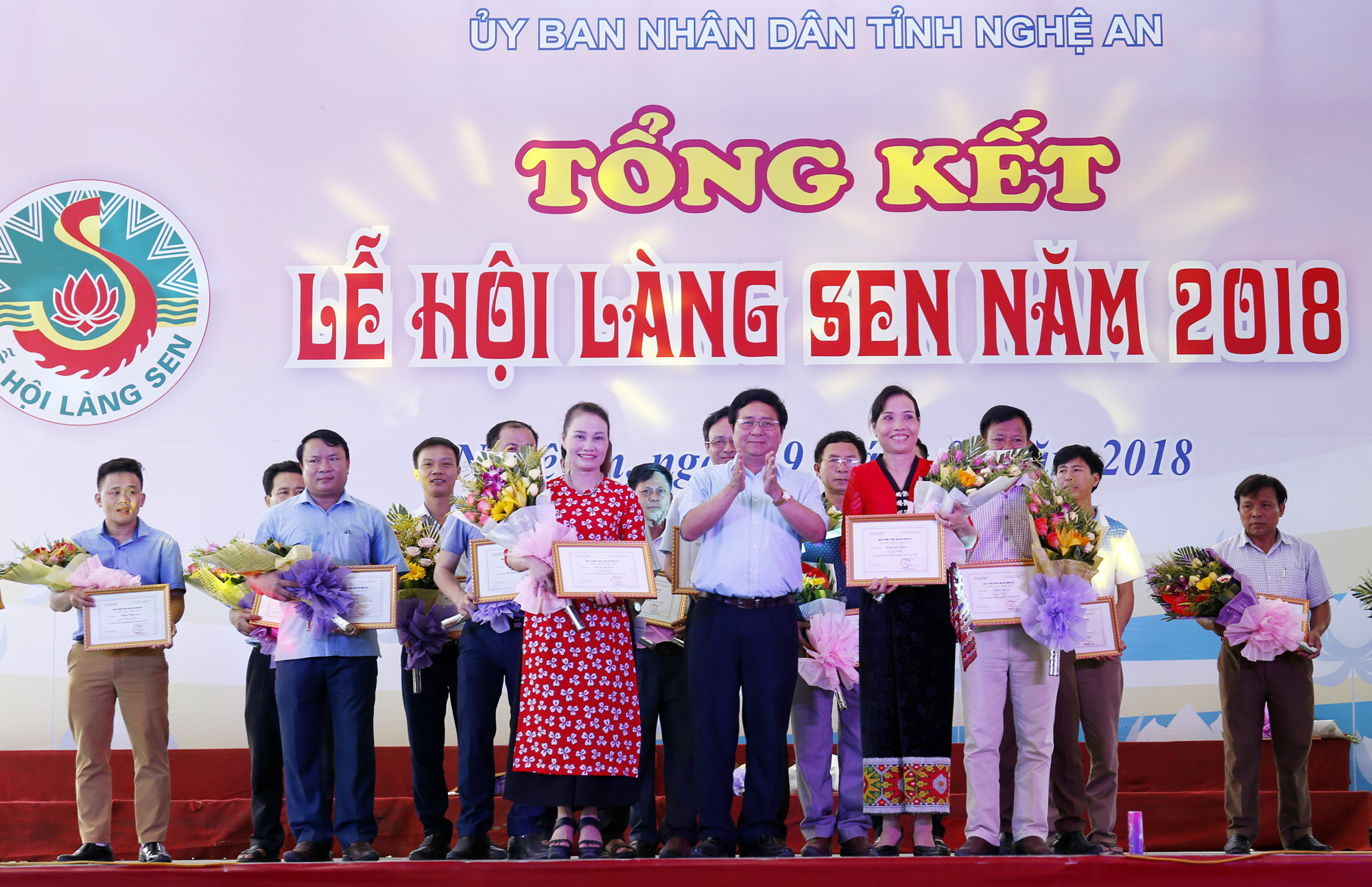 Ban Tổ chức trao giải nhất Liên hoan Tiếng hát Làng Sen 2018 cho Đoàn nghệ thuật quần chúng thành phố Vinh và huyện Quế Phong. Ảnh: Đức Anh