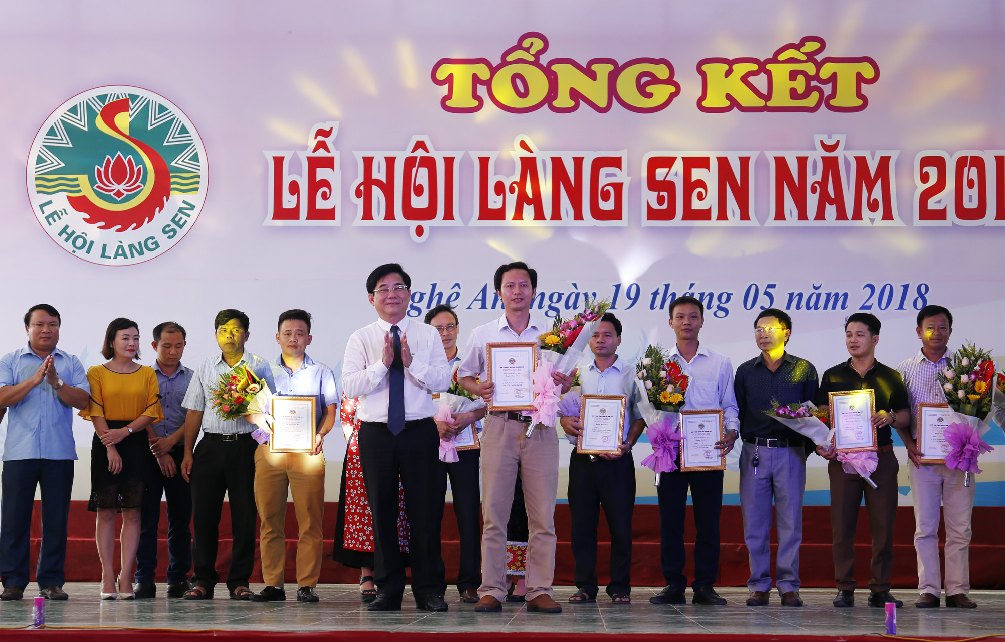 Ban Tổ chức trao giải nhất ở nội dung thi xe tuyên truyền cổ động cho huyện Nam Đàn. Ảnh: Đức Anh