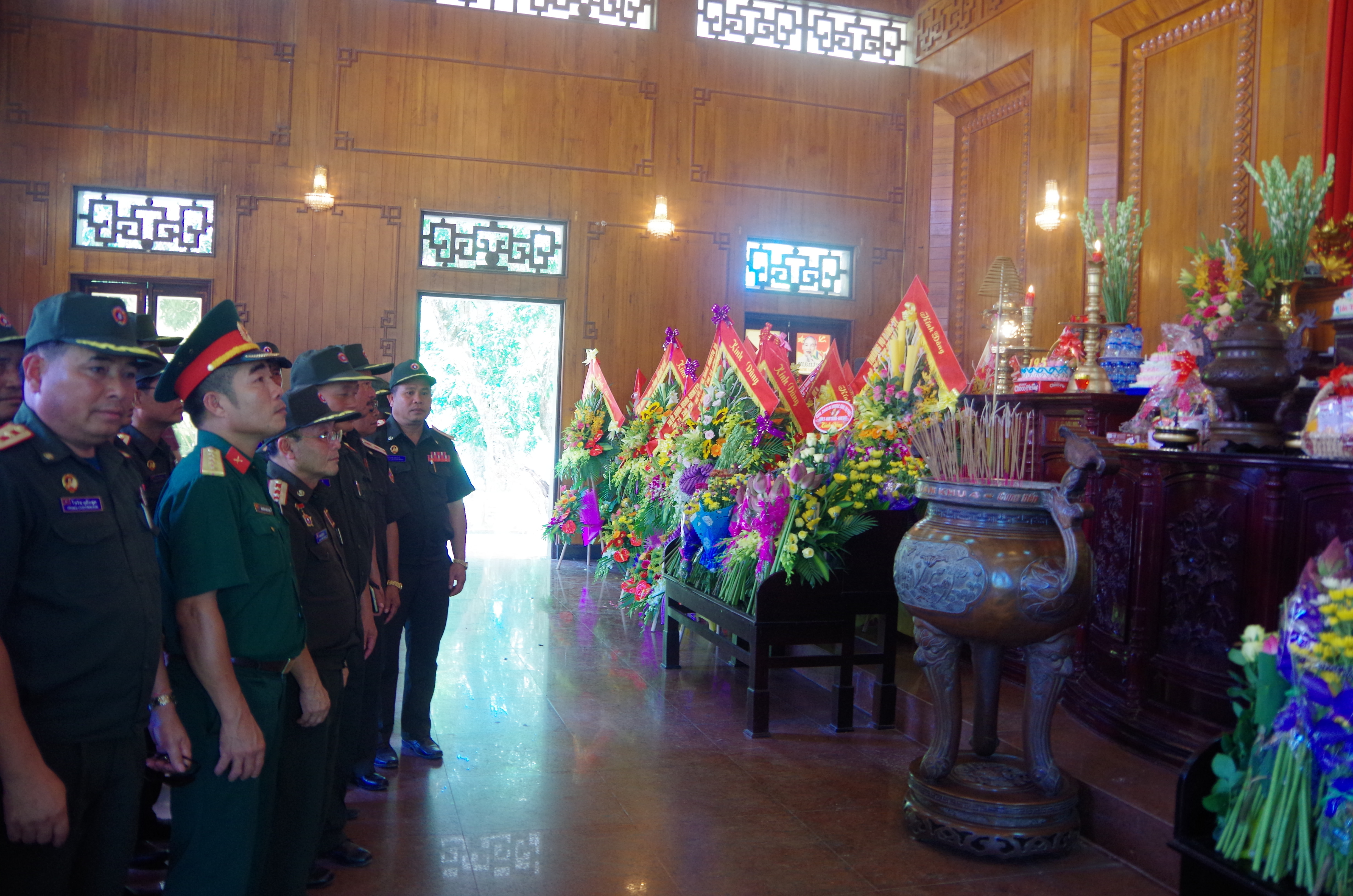Đoàn cán bộ - Bộ CHQS tỉnh Xiêng Khoảng, Nước bạn Lào dâng hương tưởng niệm tại Khu Di tích Kim Liên. Ảnh: Hoàng Anh