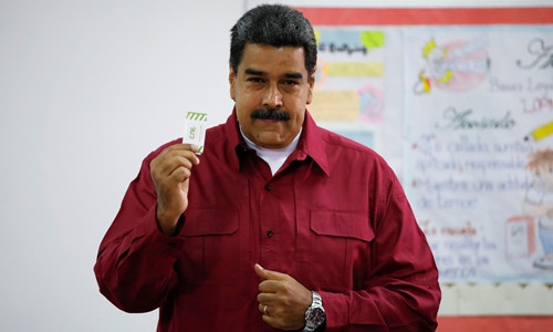 Tổng thống VenezuelaNicolas Maduro đi bầu tạiCaracas. Ảnh: Reuters.